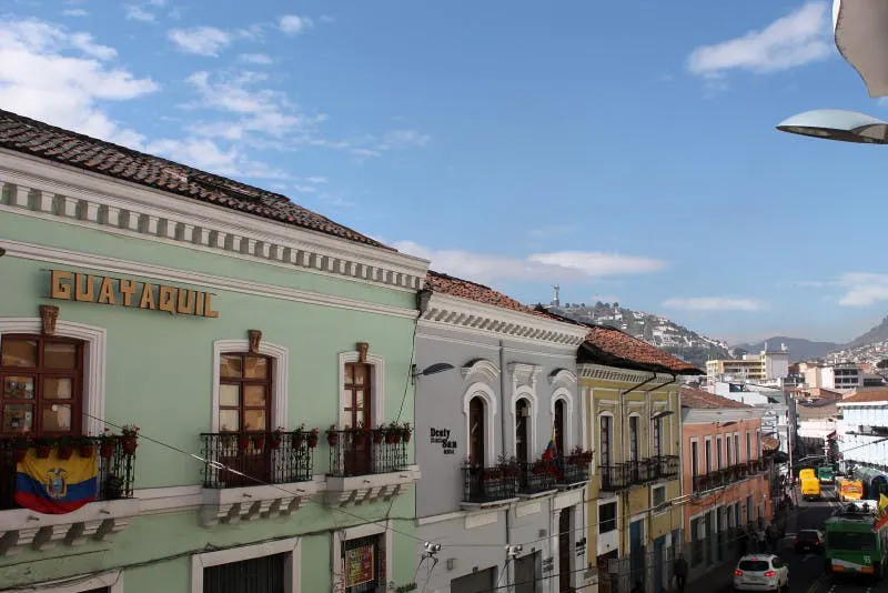 Strada storica a Quito con edifici coloniali e balconi tradizionali