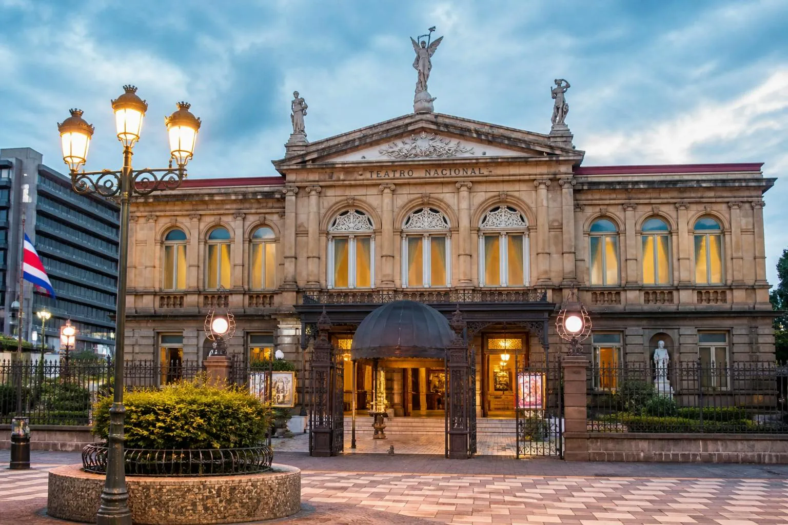 National Theatre of Costa Rica con architettura neoclassica e una piazza illuminata al tramonto