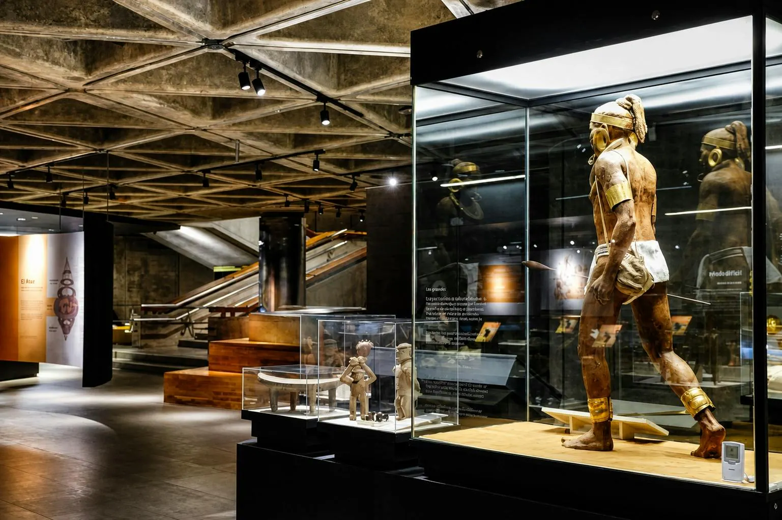 Galleria del museo con sculture e esposizioni in uno spazio moderno e ben illuminato