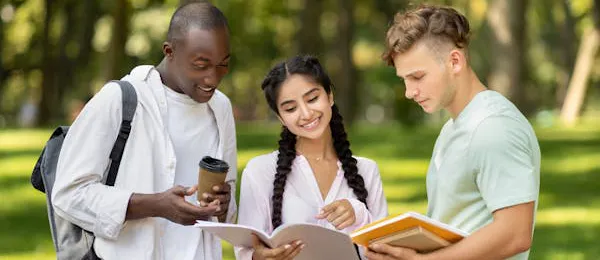 Gruppo eterogeneo di studenti diretti a lezione, che rappresenta borse di studio e sovvenzioni che favoriscono l'accesso all'istruzione superiore e alle opportunità di studio internazionali