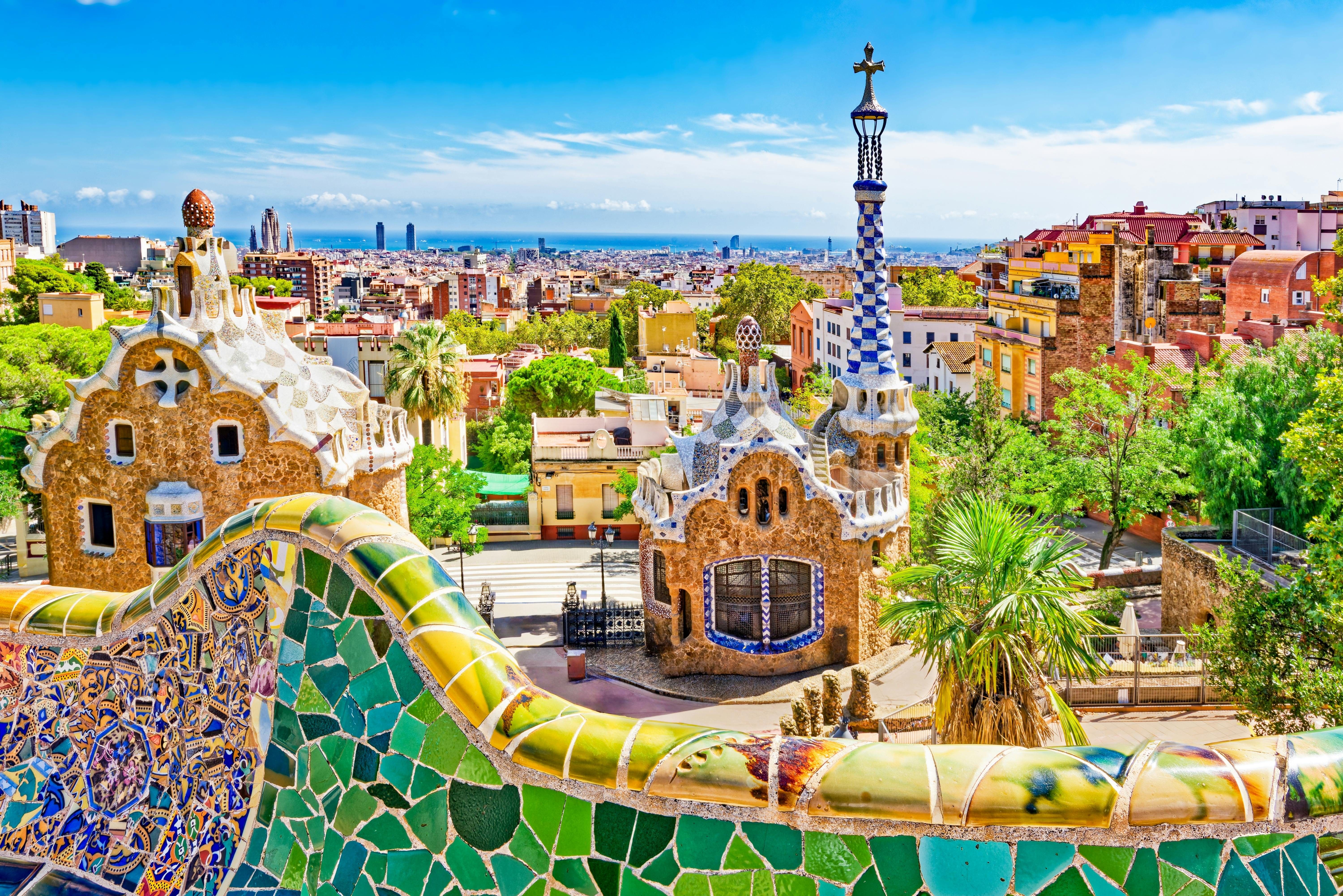 Park Güell a Barcelona con mosaici colorati e viste panoramiche sulla città