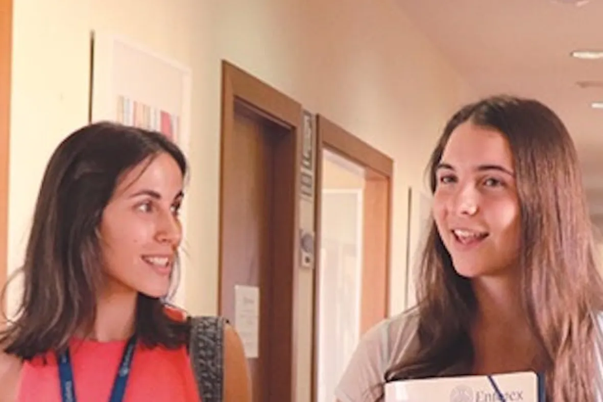 Studenti che chiacchierano e camminano nel corridoio di una scuola moderna