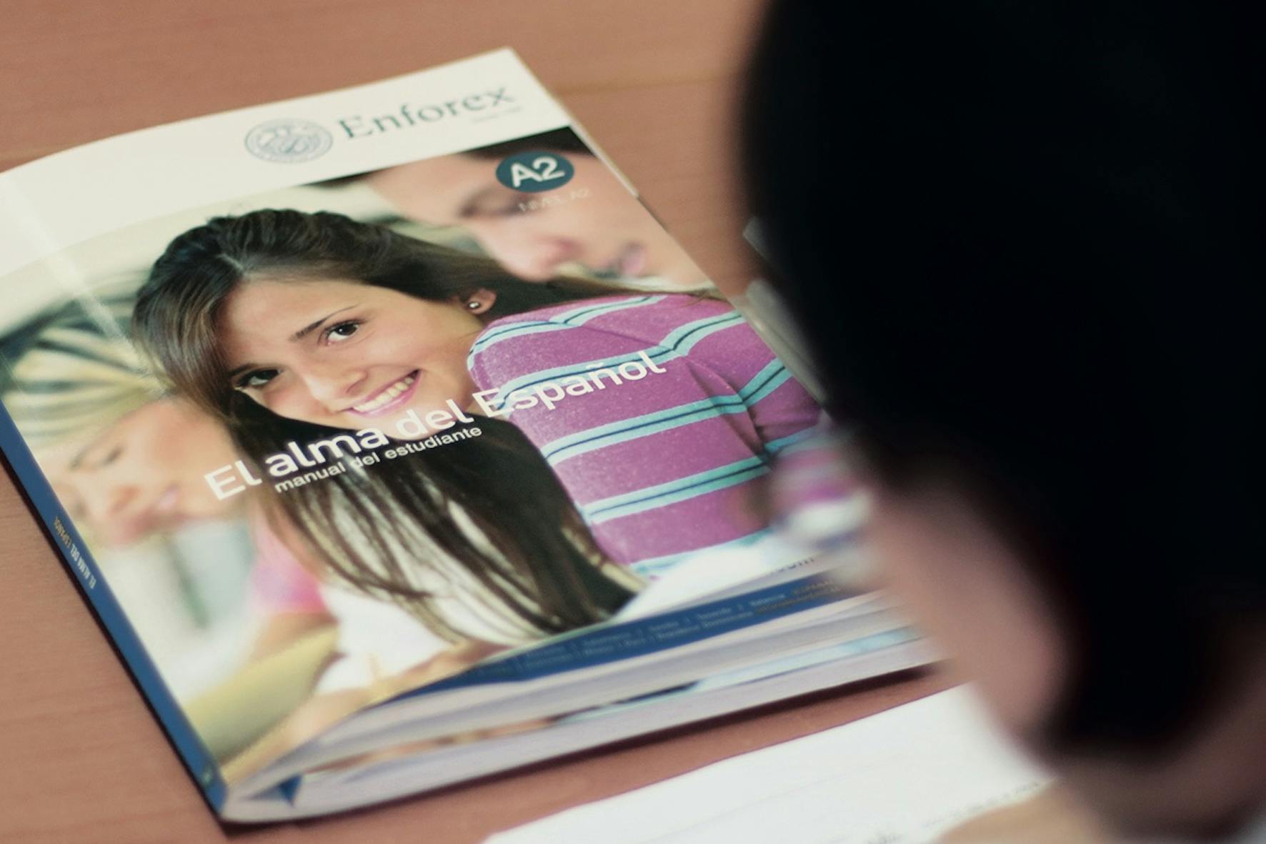 Brochure Enforex sui corsi di spagnolo posta su un tavolo di studio