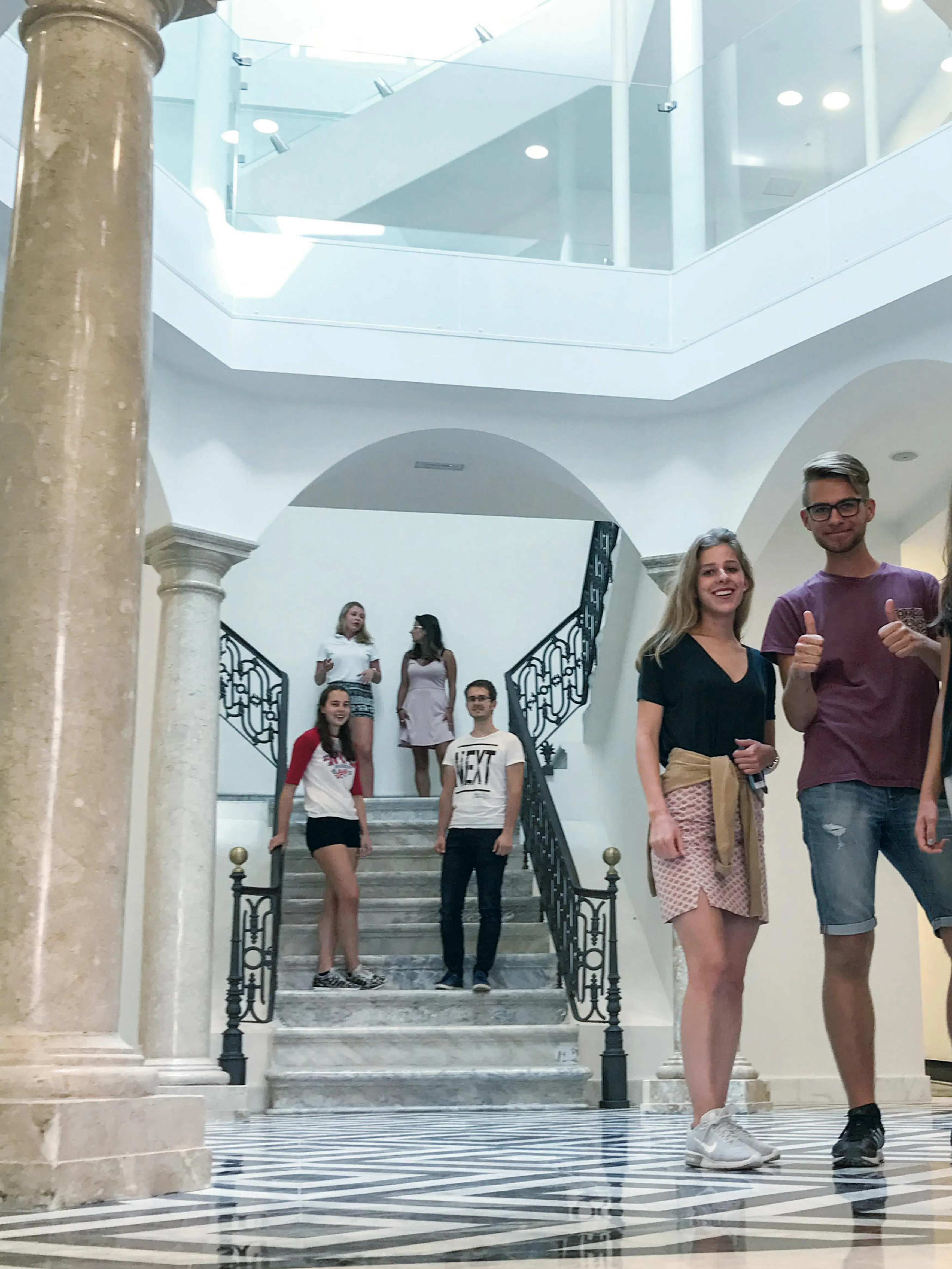 Studenti che camminano e socializzano all'interno di un edificio scolastico luminoso e moderno