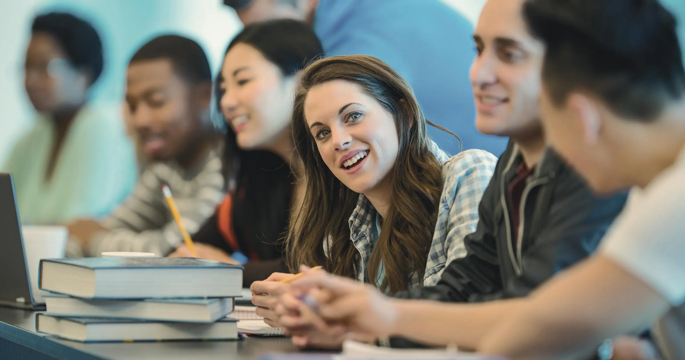 Studenti che partecipano a una lezione di gruppo e sorridono durante la lezione