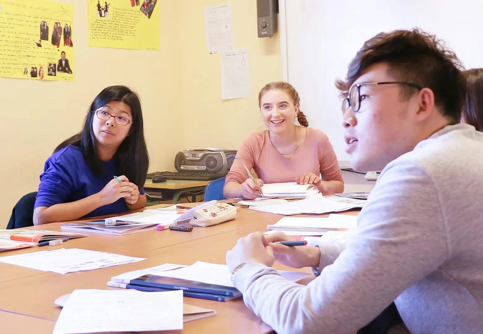 歓迎的なサラマンカ校のインタラクティブな教室で一緒にスペイン語を学ぶ学生たち