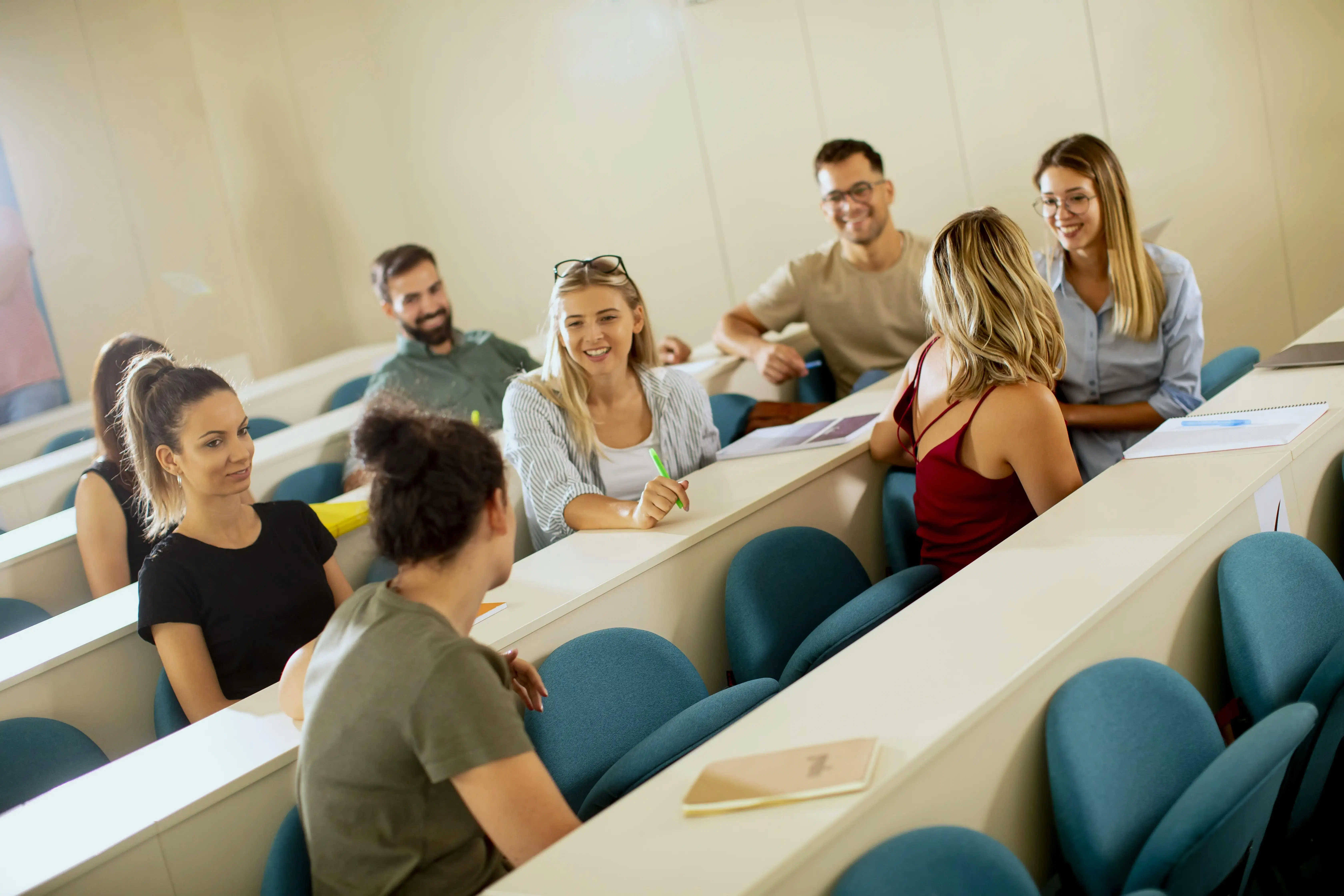 モダンな教室で会話をし、一緒に時間を過ごす学生たち