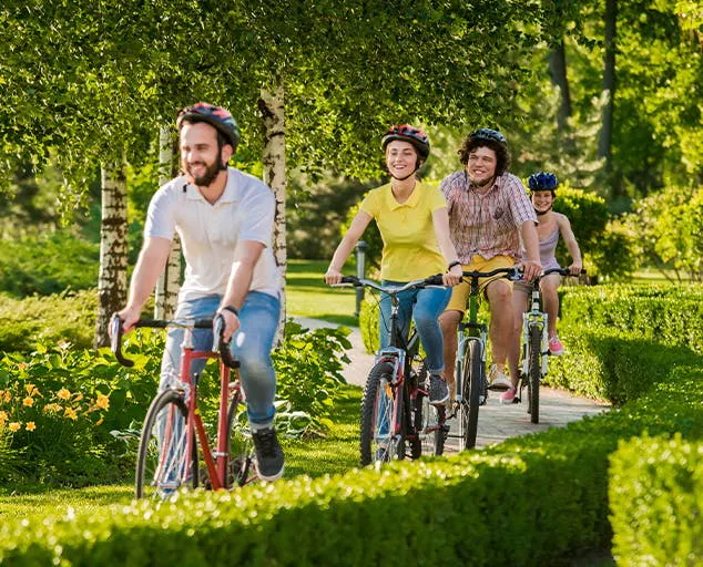 شباب يستمتعون بركوب الدراجات عبر حدائق توريا