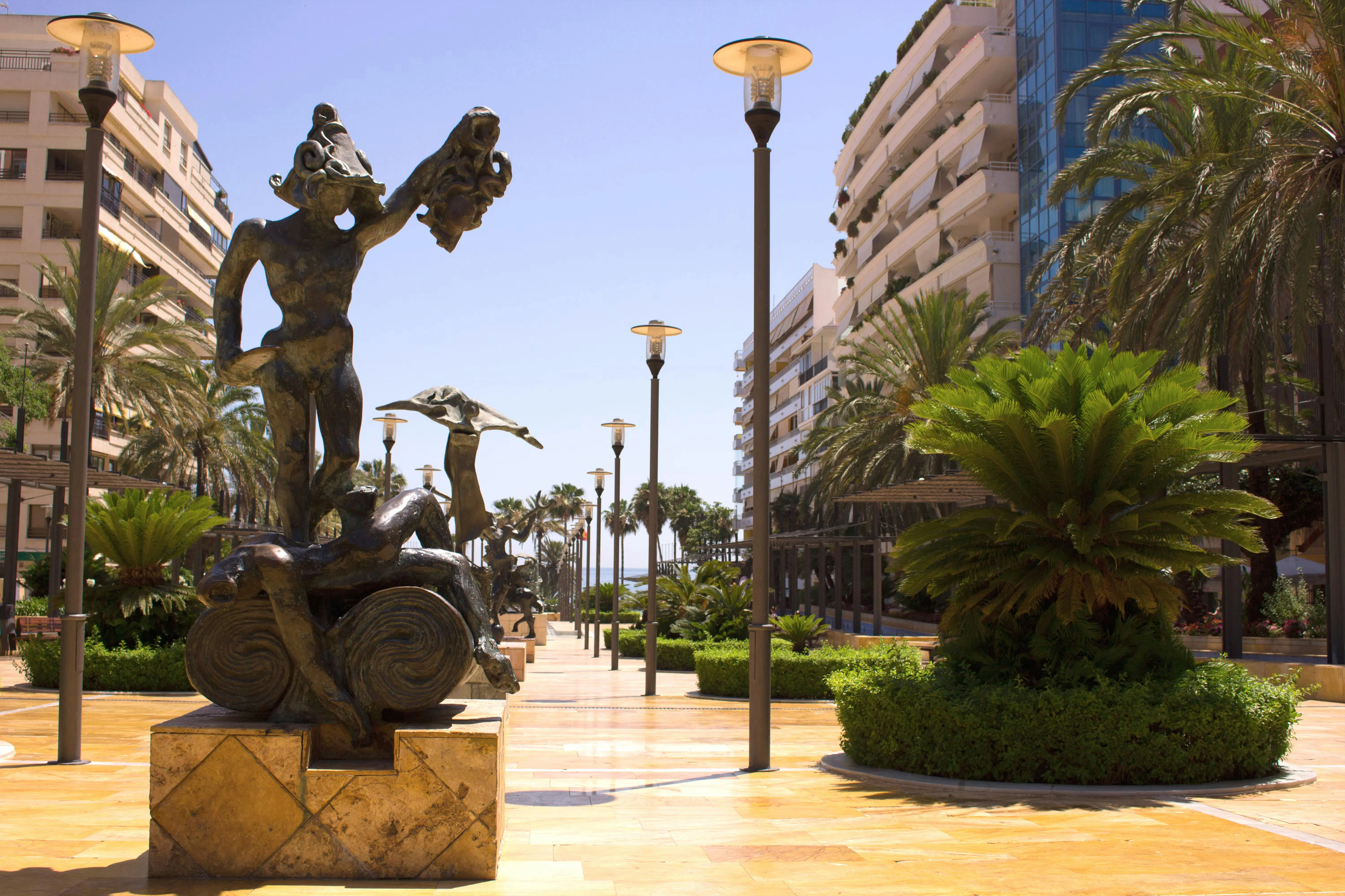 منحوتات دالي على Avenida del Mar