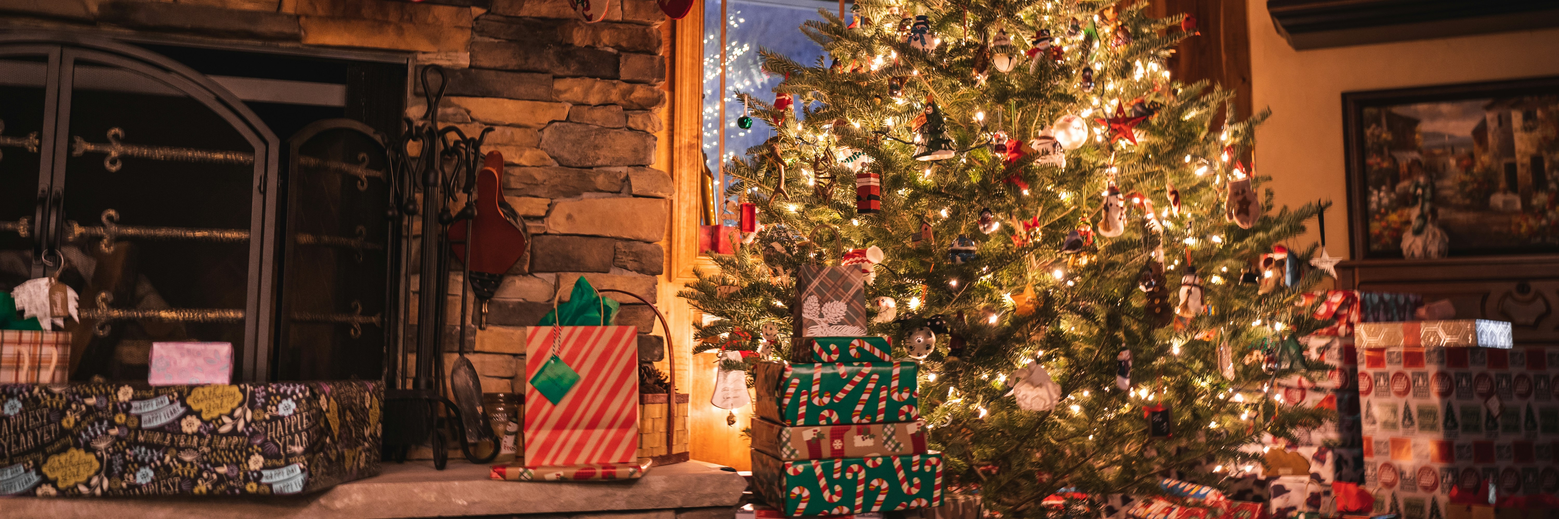 un albero di Natale decorato davanti a un camino