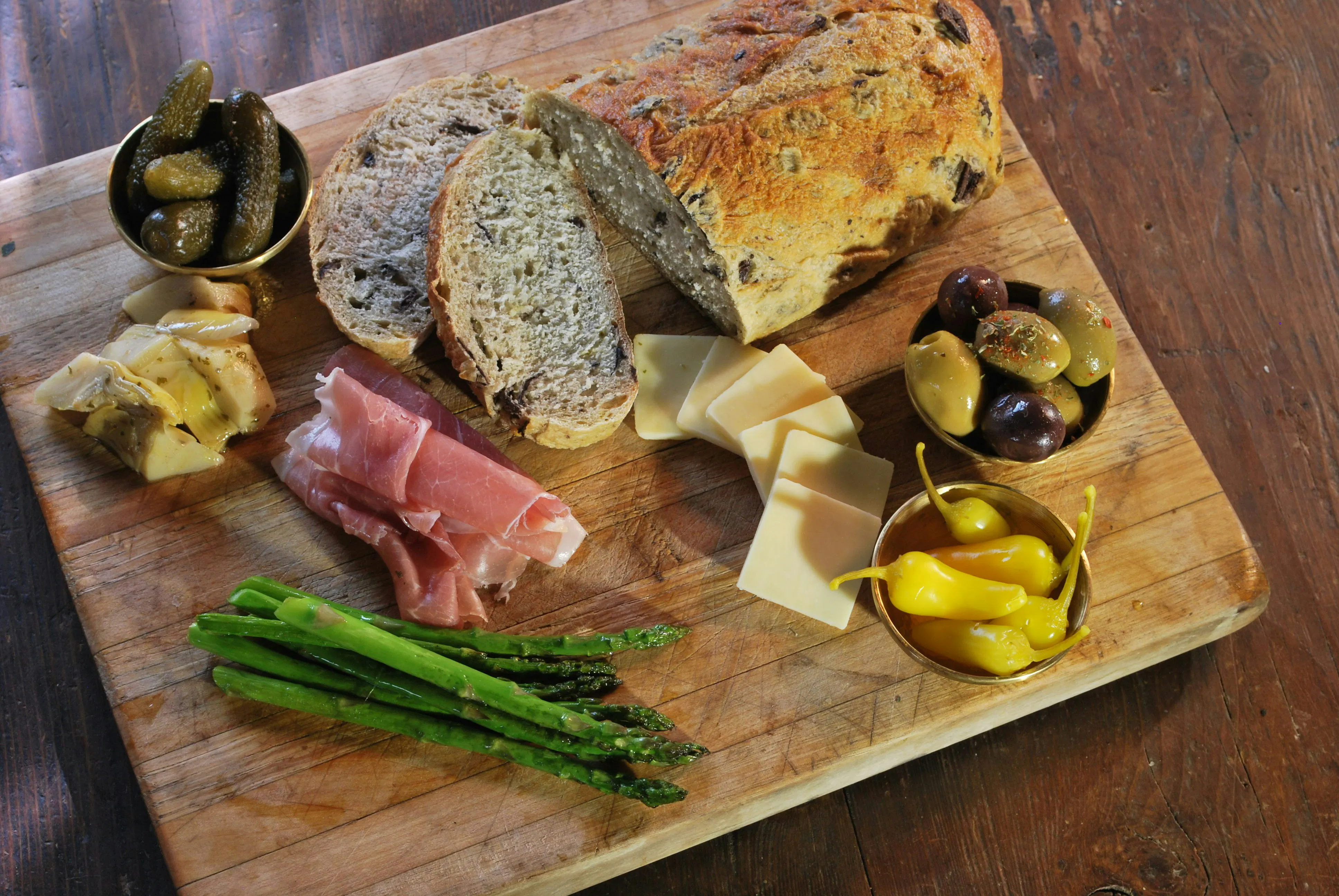 pane a fette su tagliere di legno marrone
