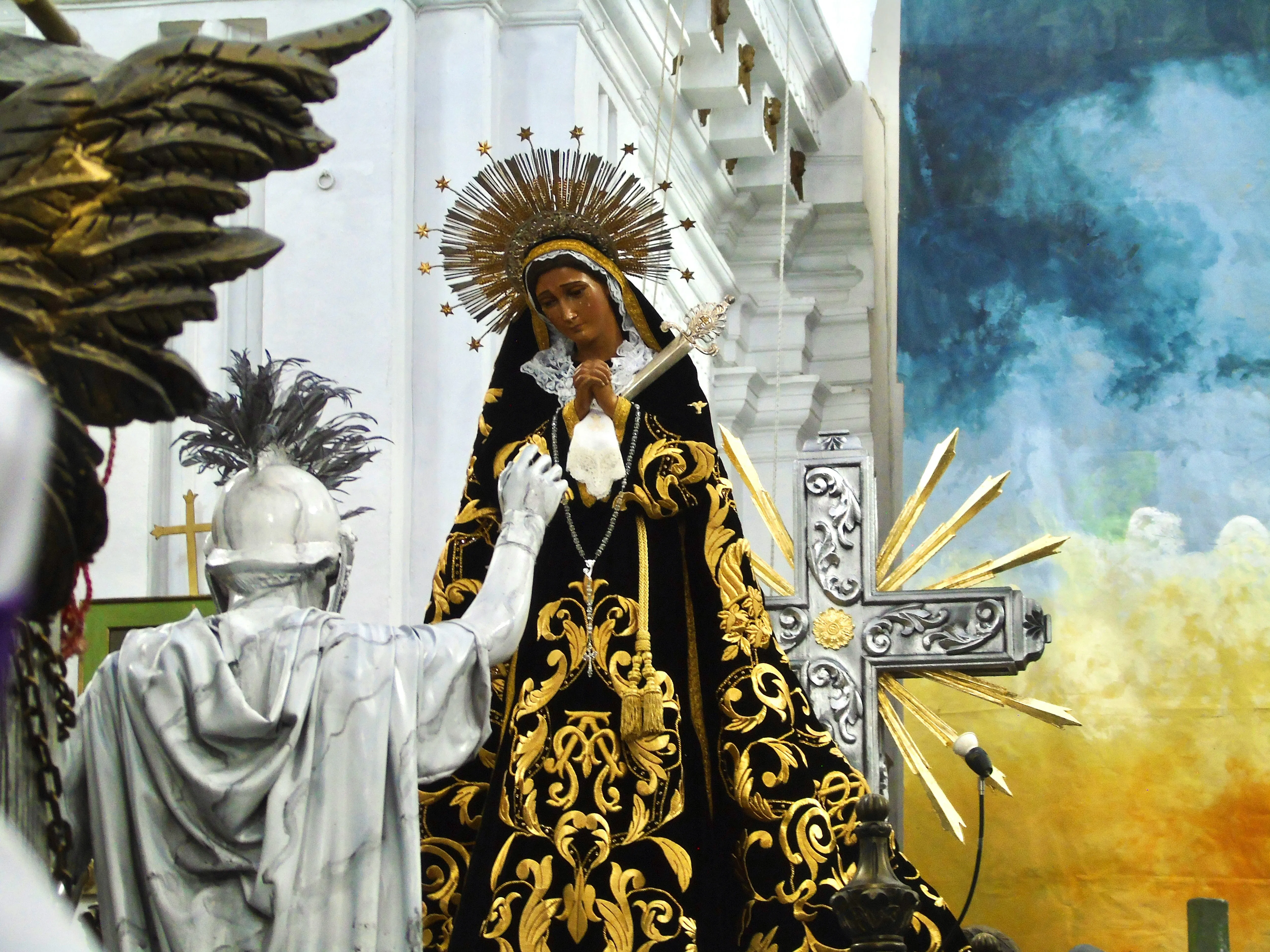 una statua di una donna vestita di nero e oro