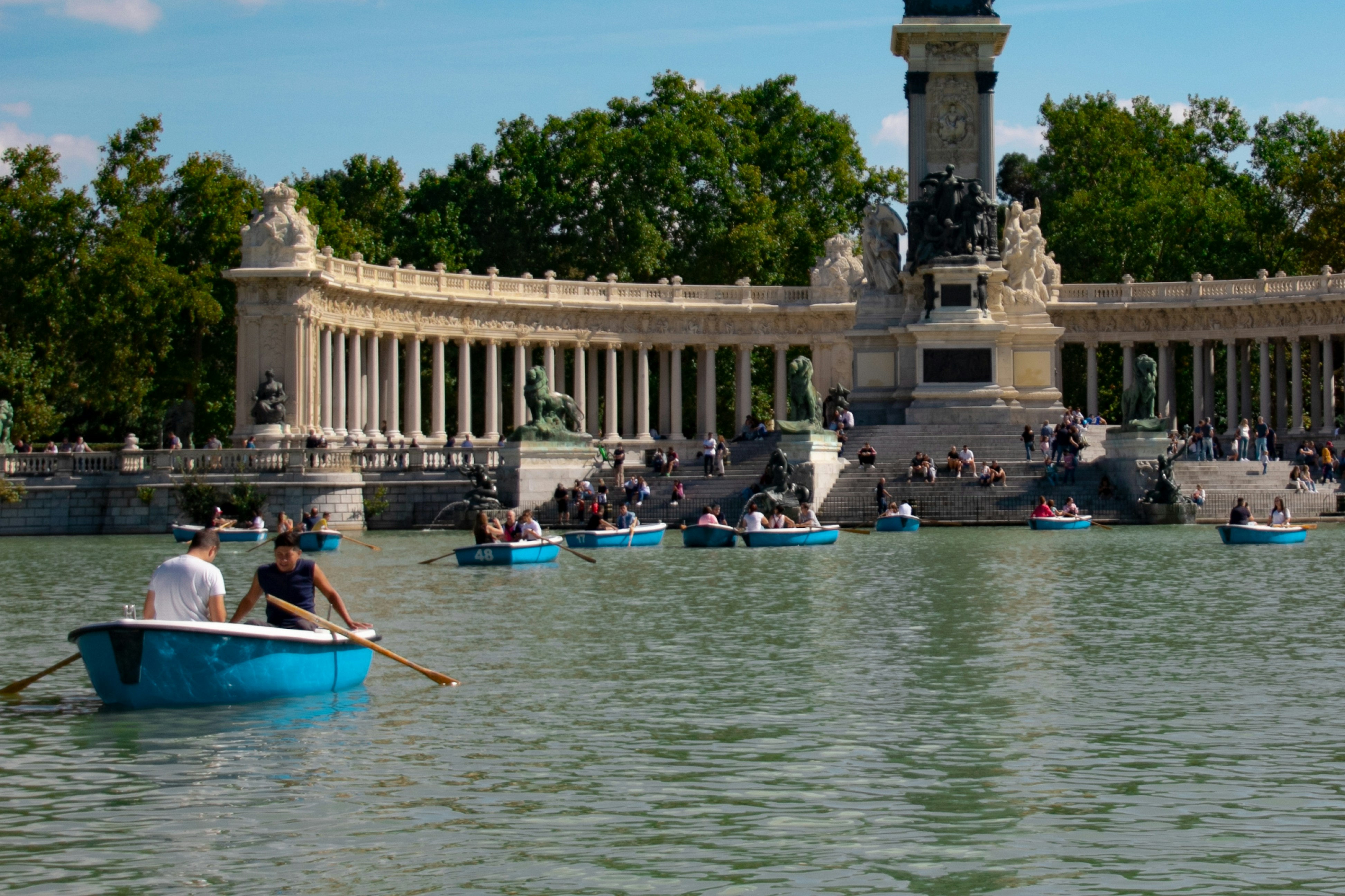 un gruppo di persone in una barca a remi su un lago