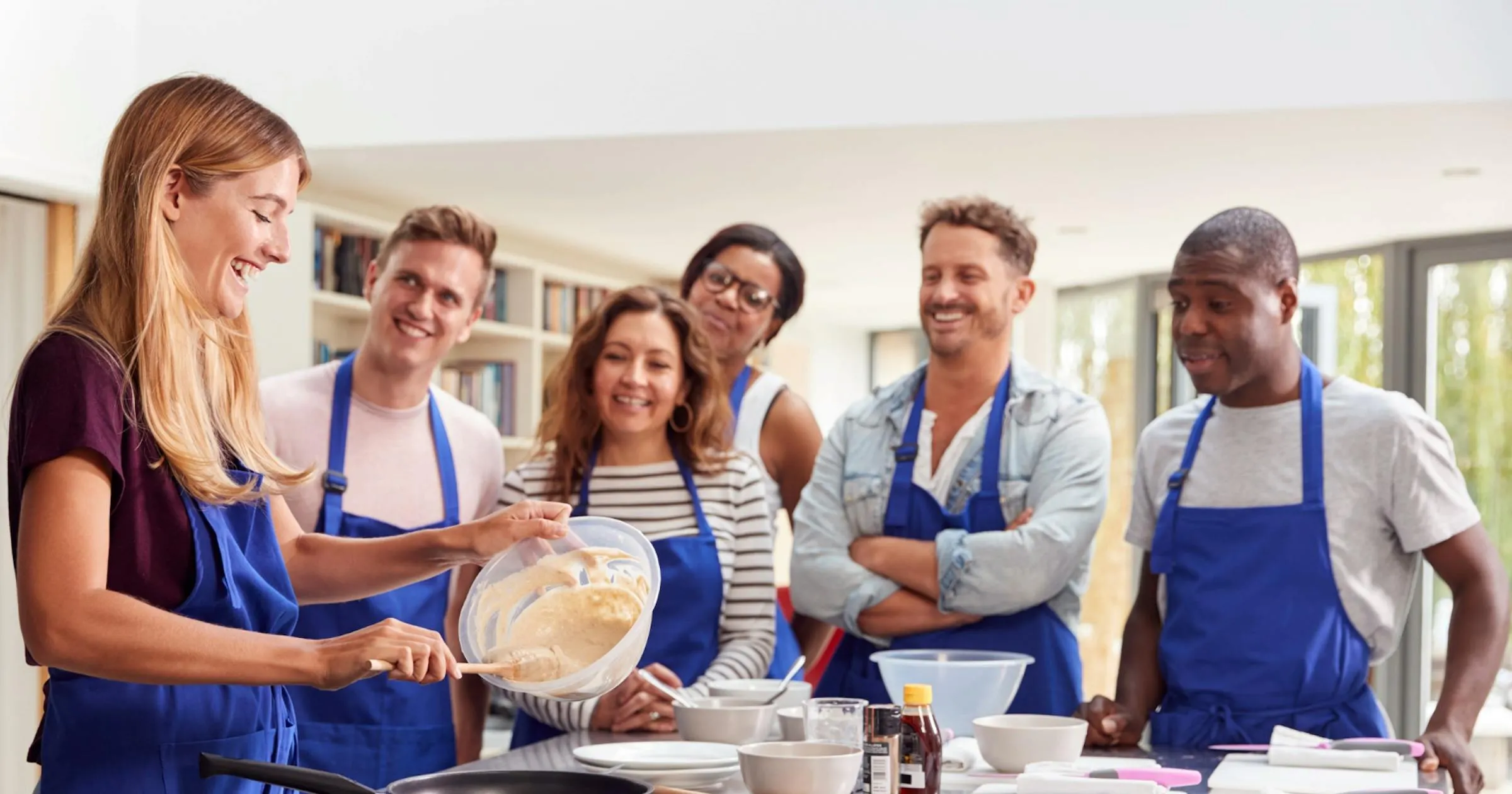 uno chef che insegna cucina a studenti entusiasti