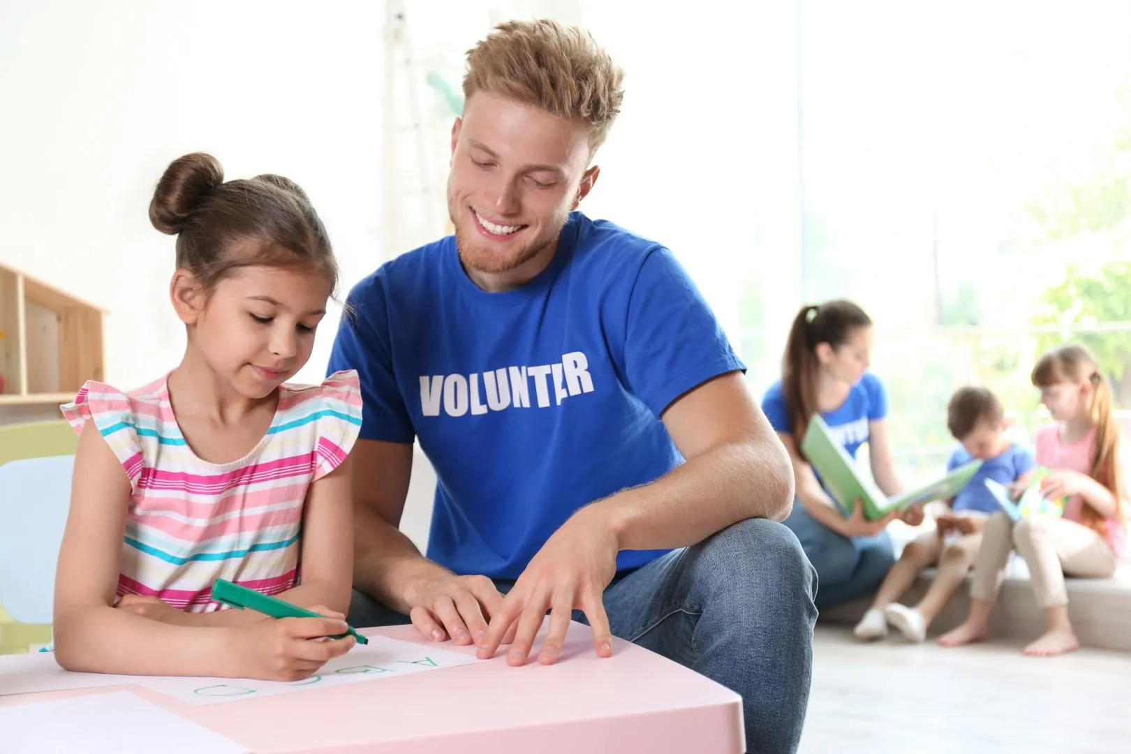 I volontari possono aiutare nelle scuole, assistere gli insegnanti nelle attività in classe