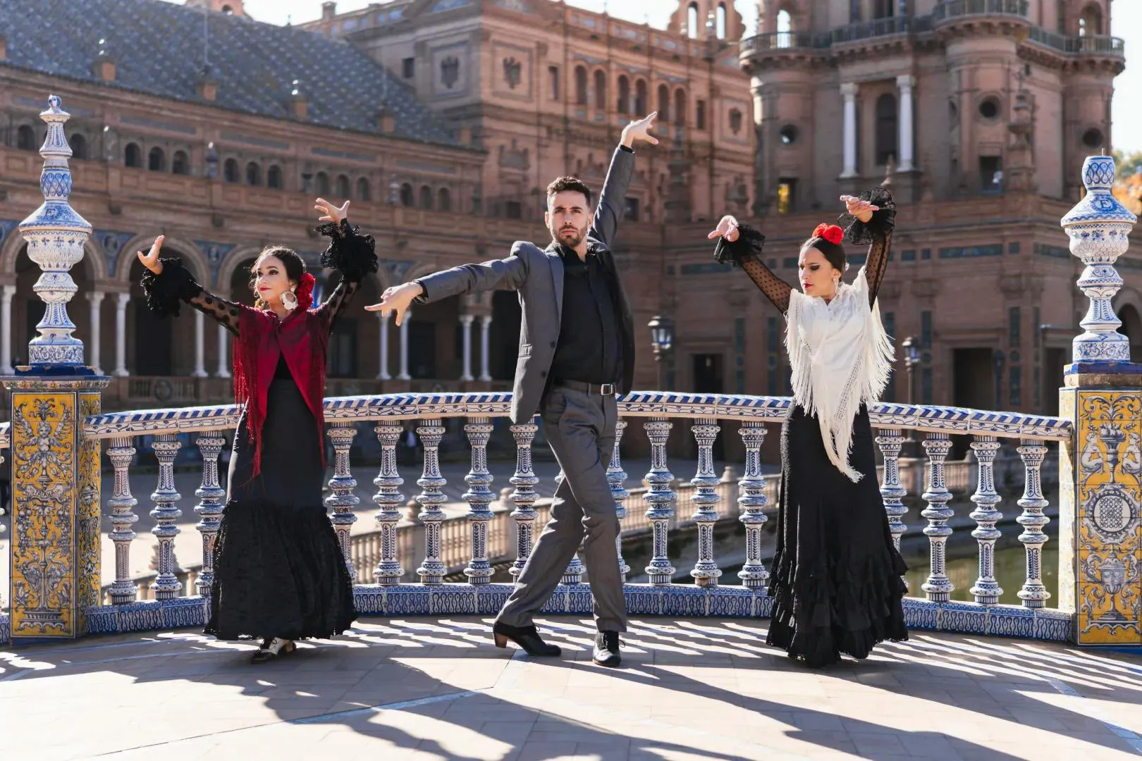 tre ballerine di flamenco che eseguono uno spettacolo a Siviglia