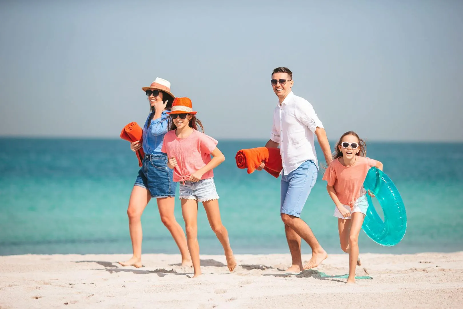 una famiglia che si gode una giornata di sole in spiaggia