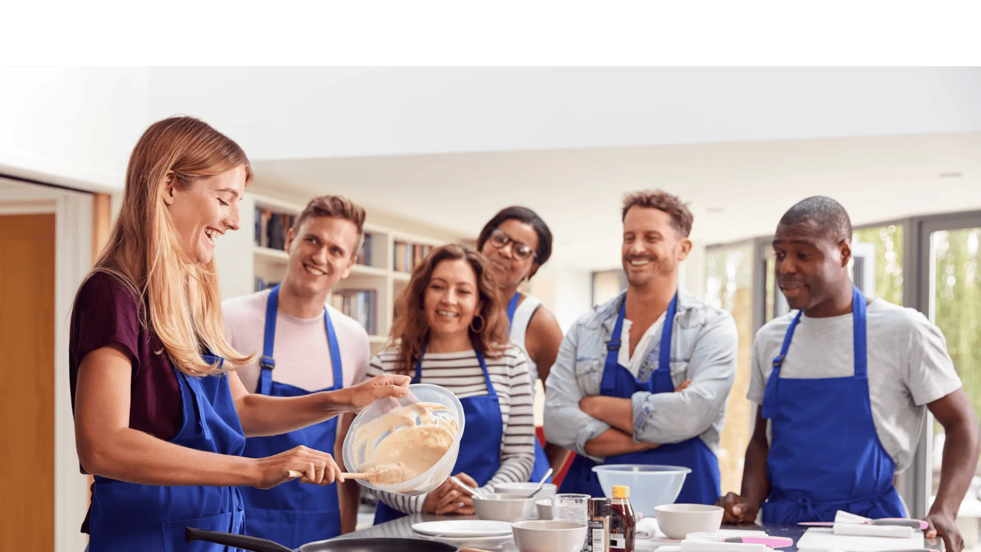un gruppo di studenti che partecipa a un corso di cucina