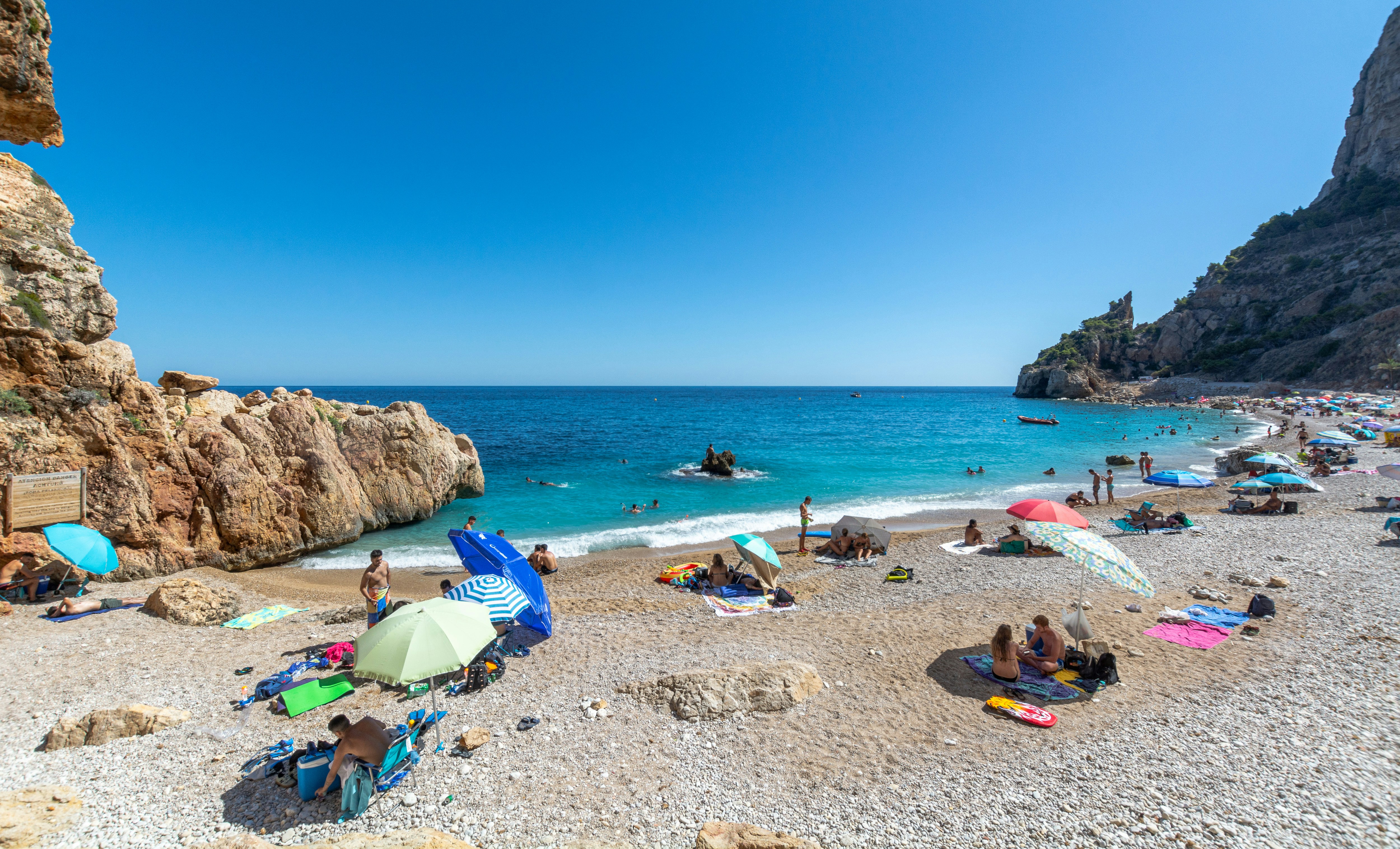 persone in spiaggia durante il giorno