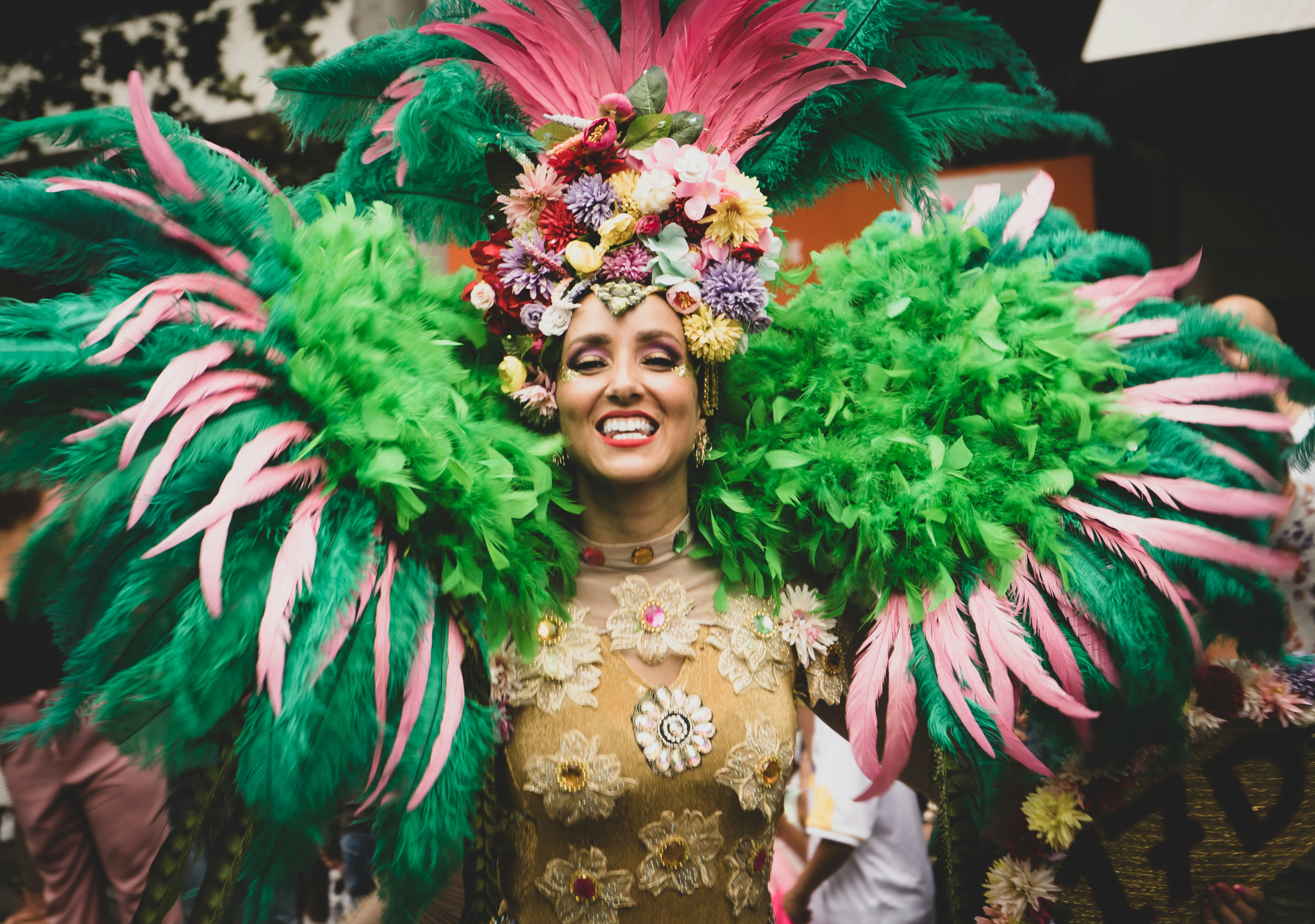 una donna con un costume verde e rosa