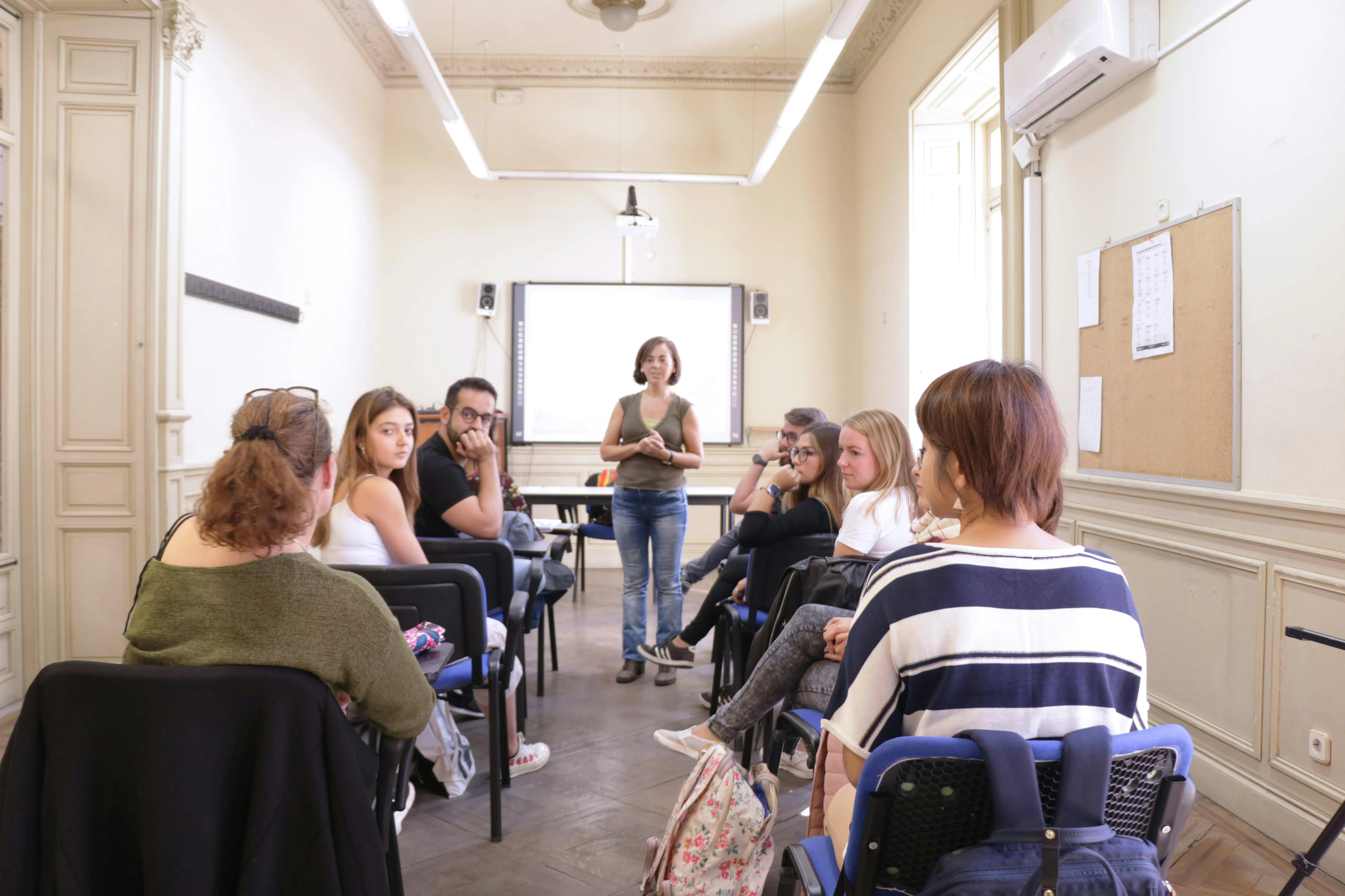 学生はスペイン語を学ぶ