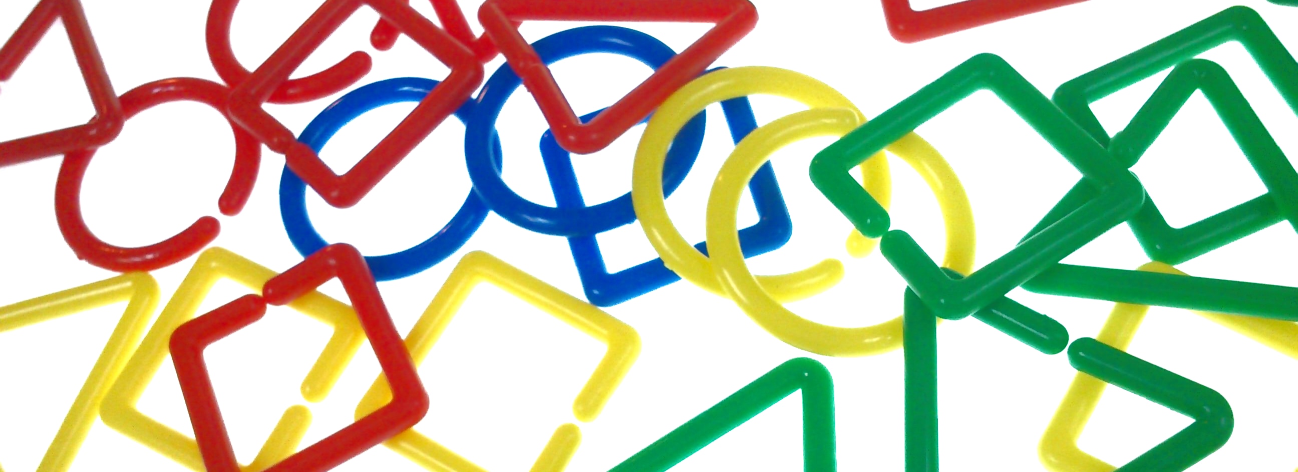 un mucchio di lettere e numeri di plastica colorati