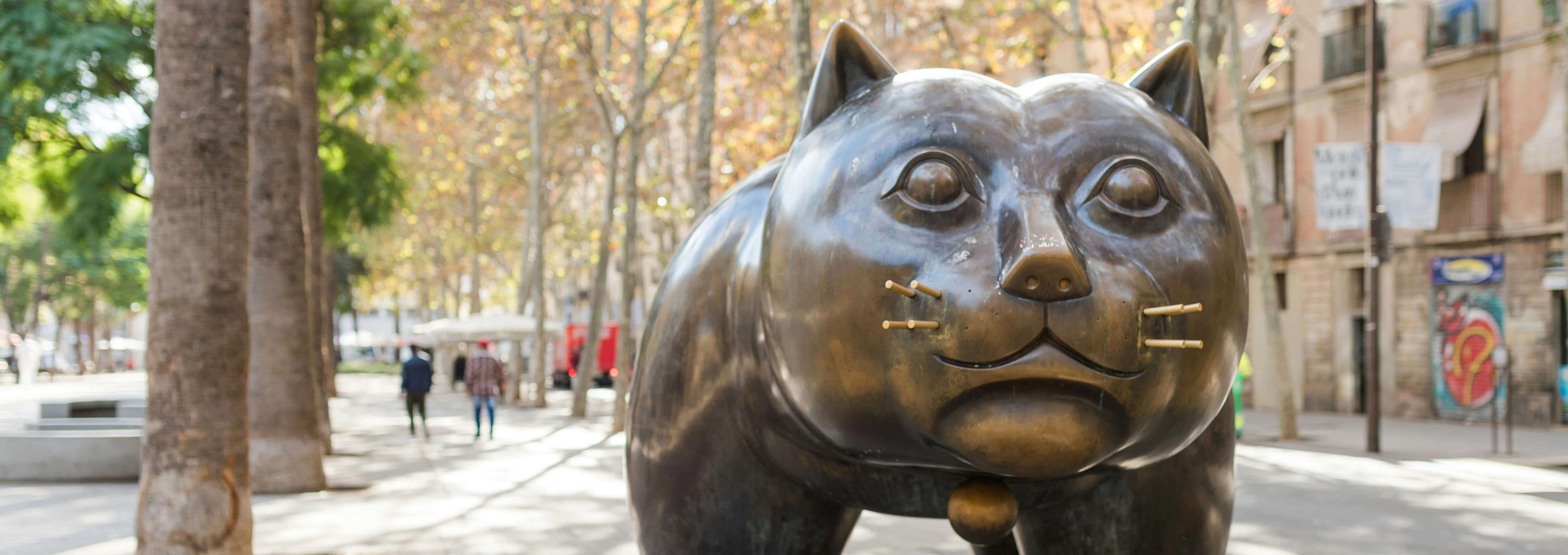 una statua di un gatto