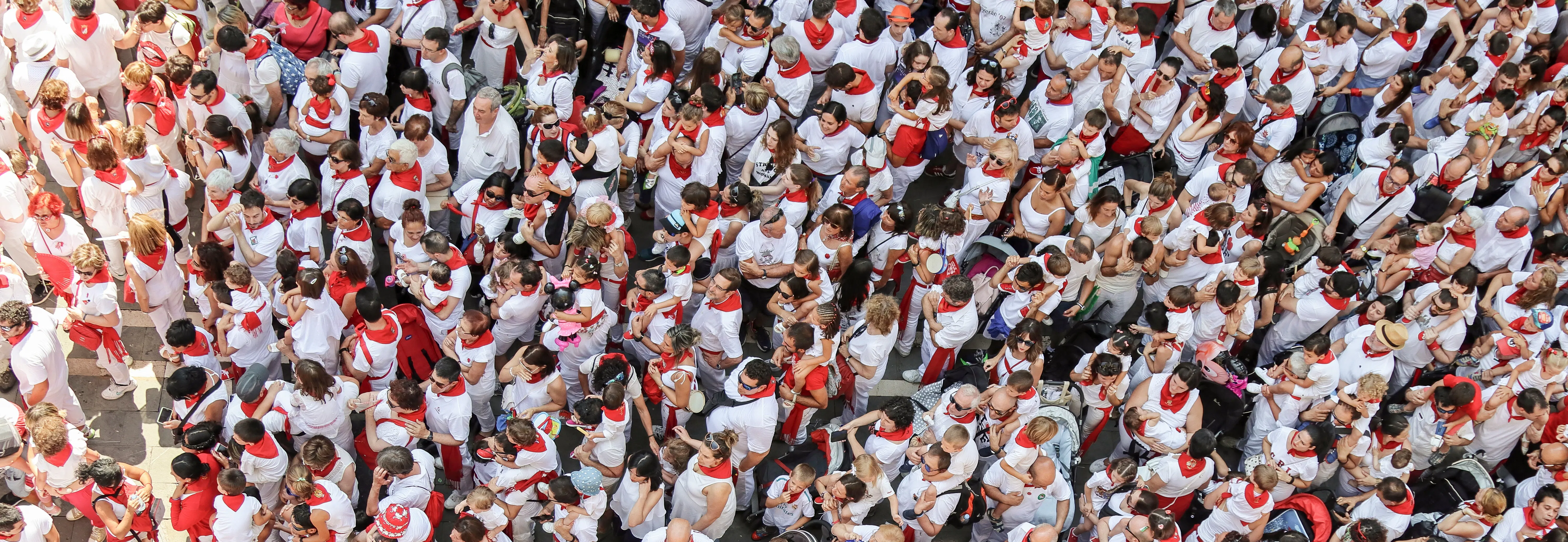 persone su cemento grigio