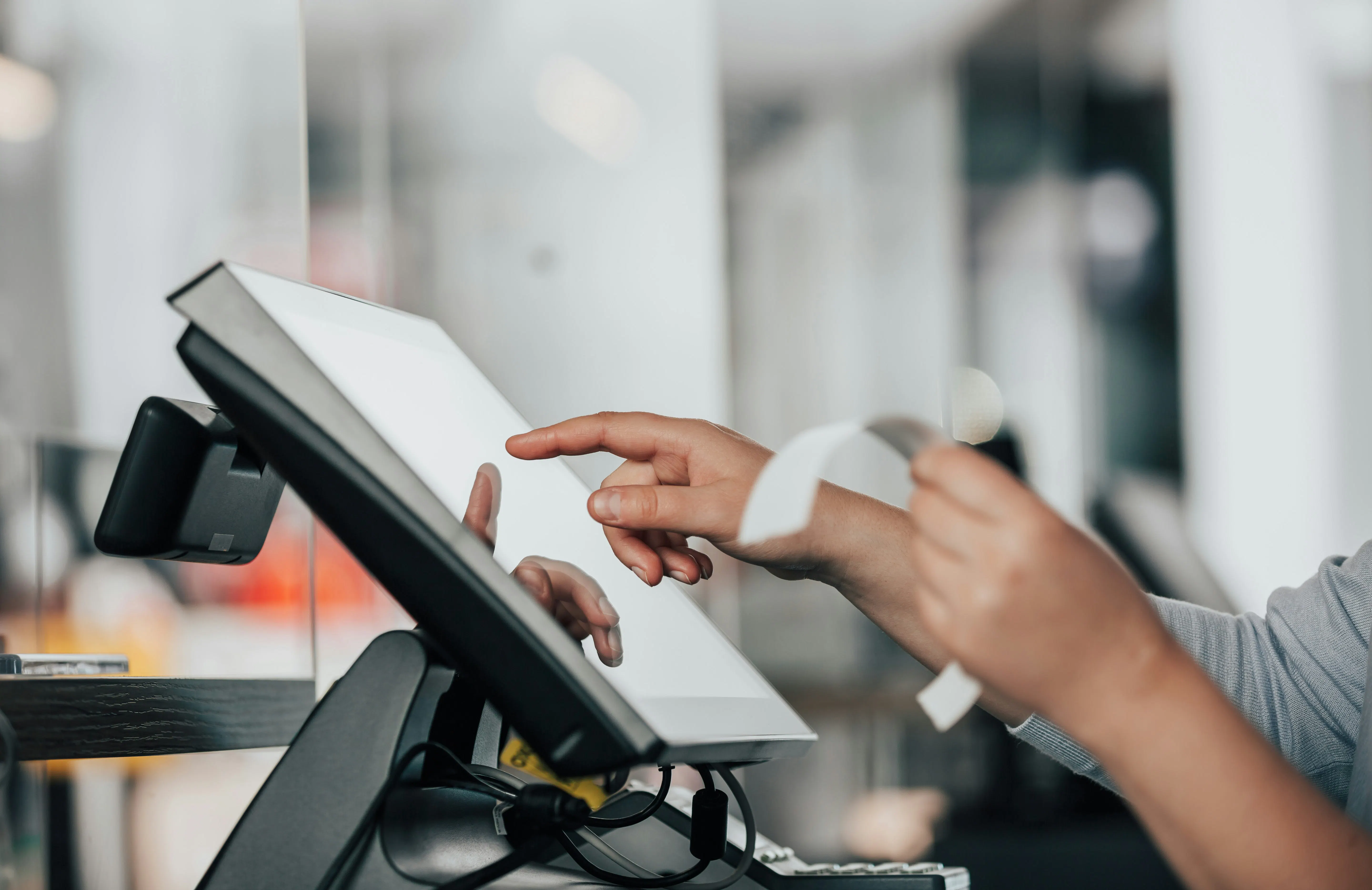 una persona sta usando una macchina POS in un negozio