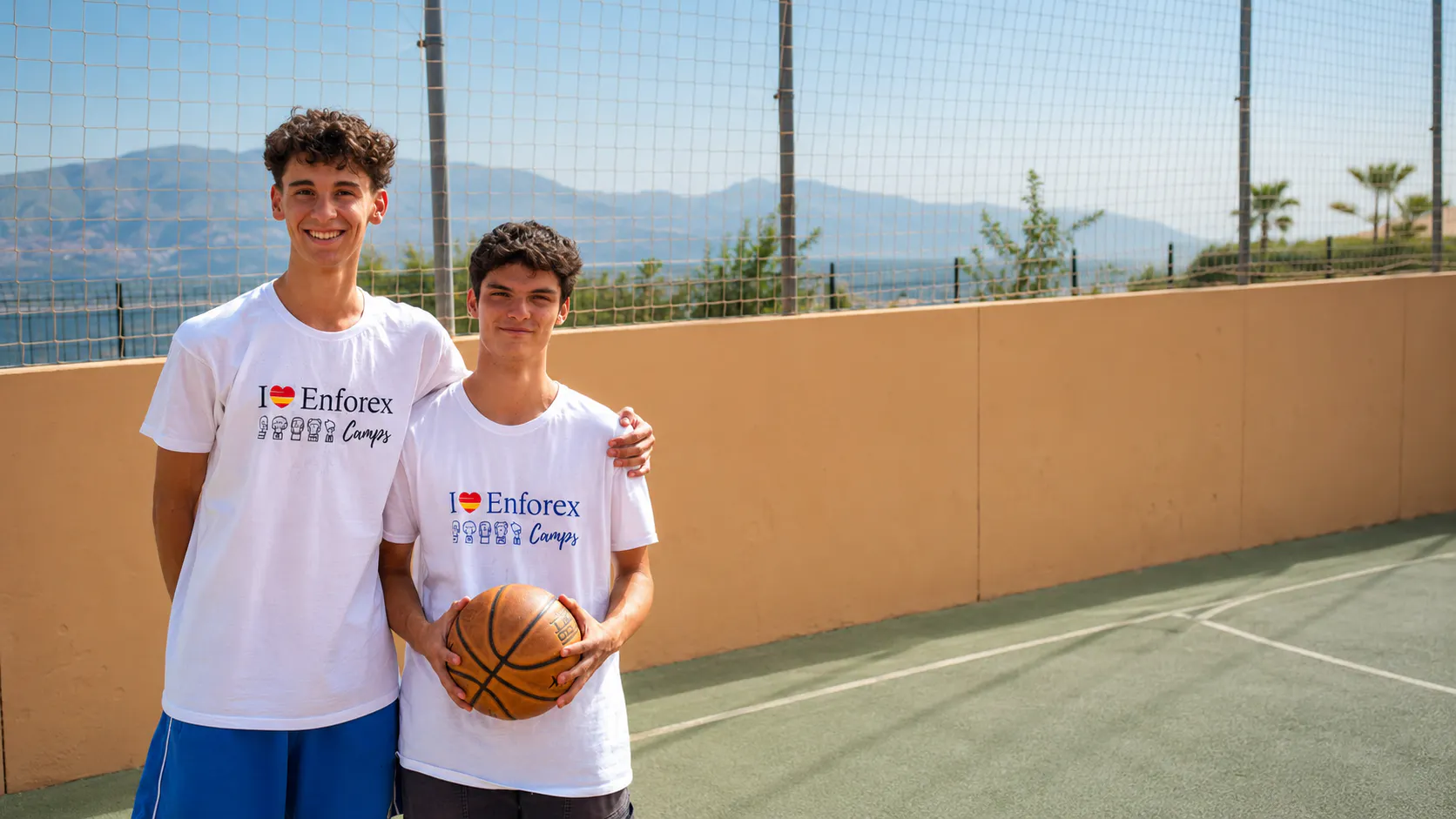 Internationale Studenten genießen ein Sommercamp in Madrid, Spanien