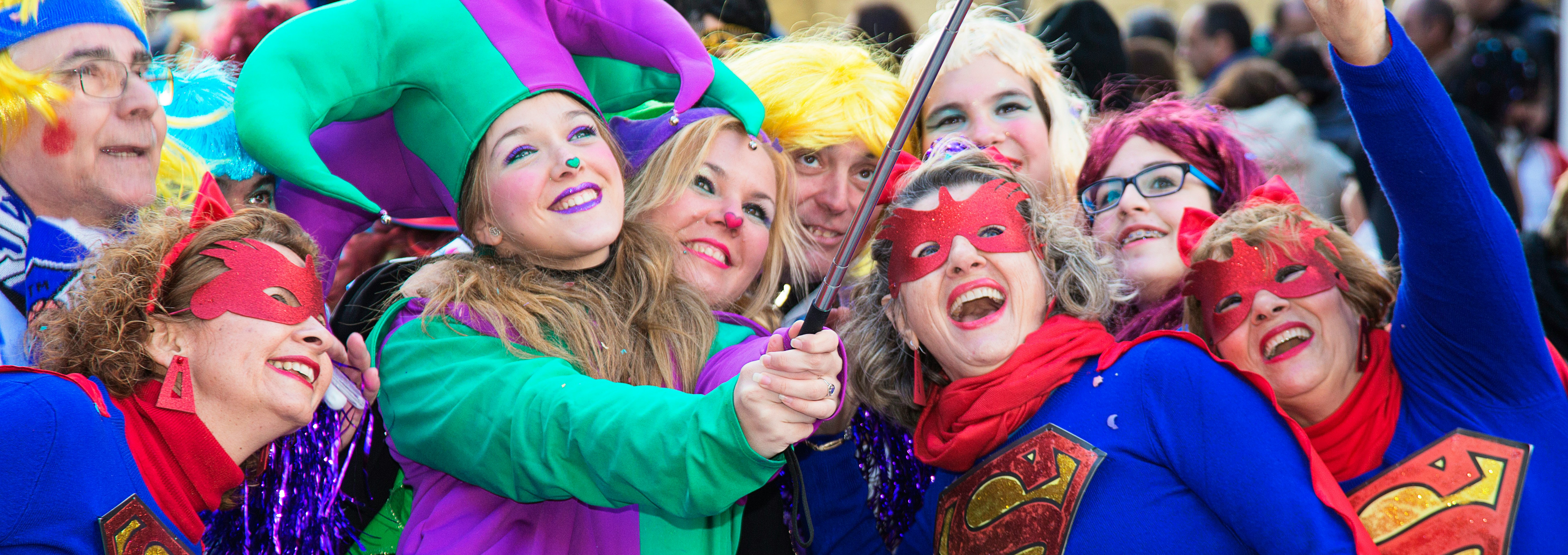 gruppo di persone che indossano giacche viola e rosa