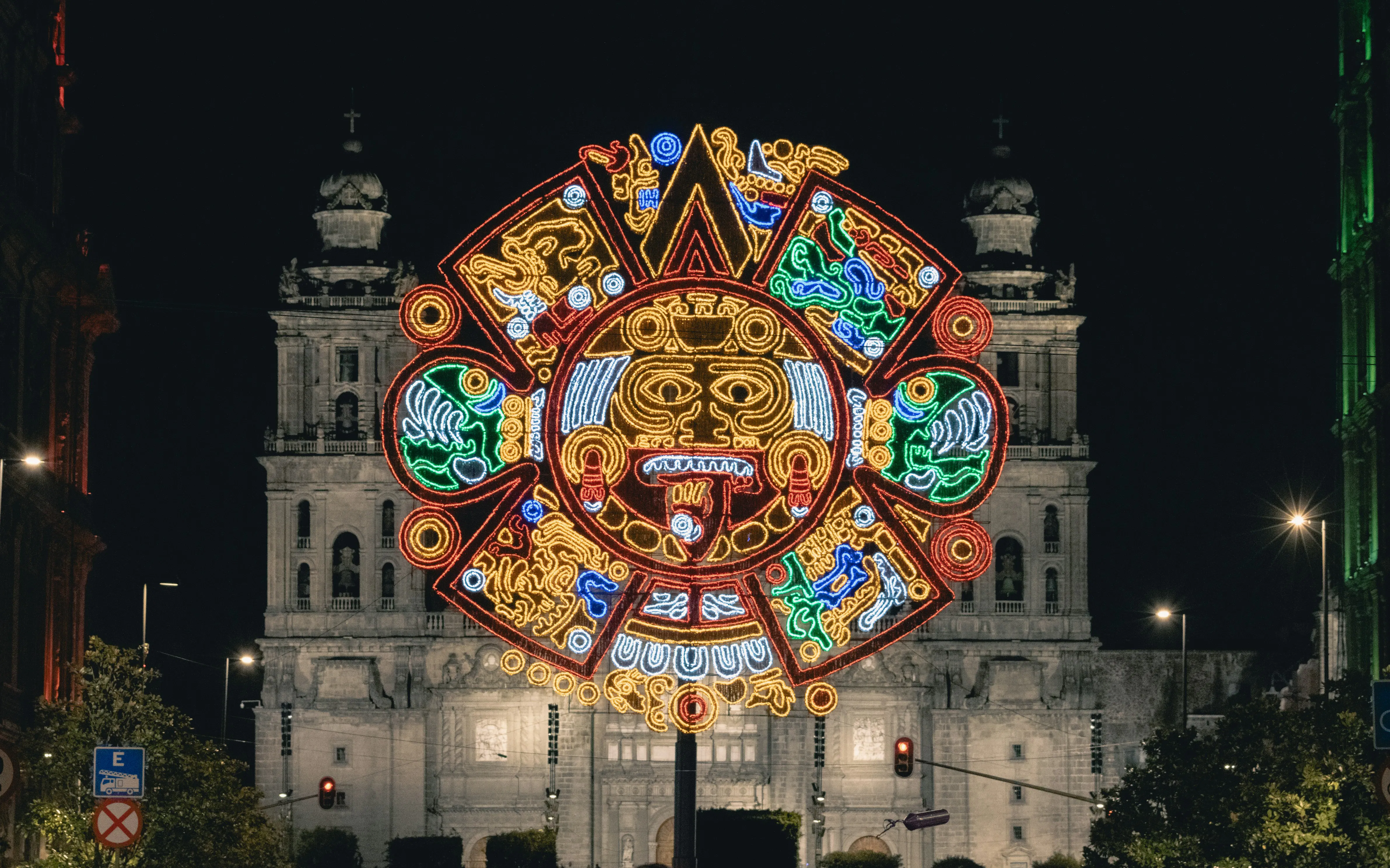 un grande orologio sul lato di un edificio