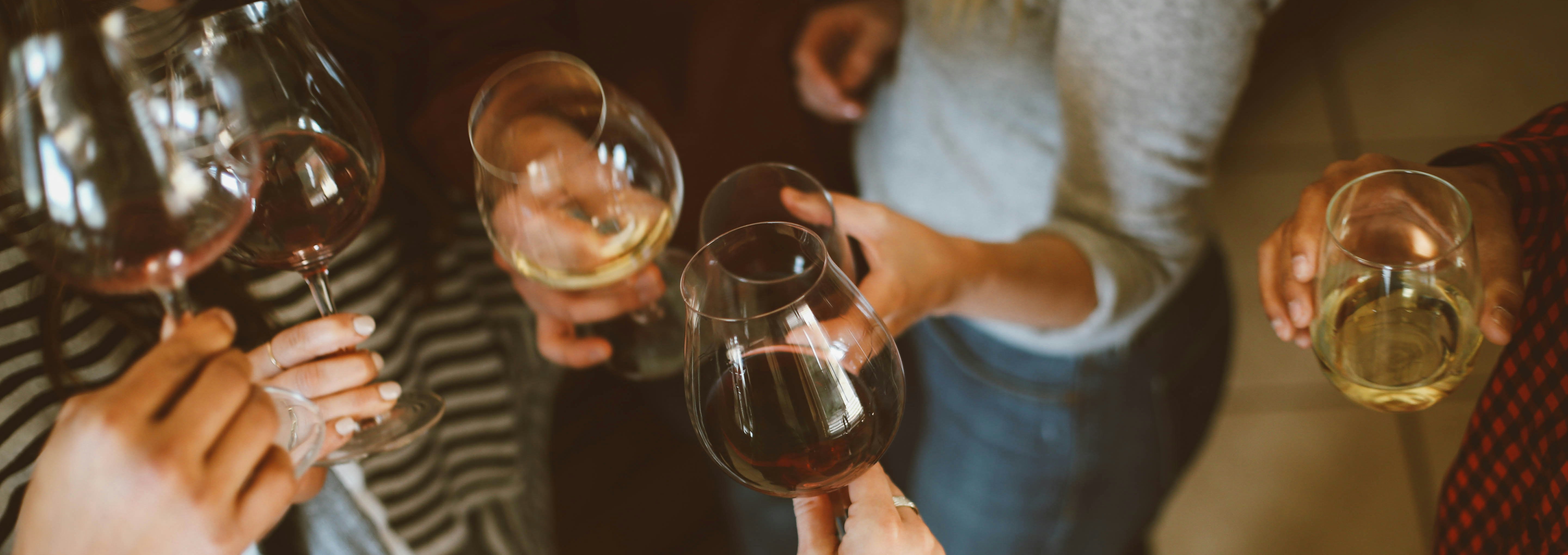 gruppo di persone che brindano con un bicchiere di vino