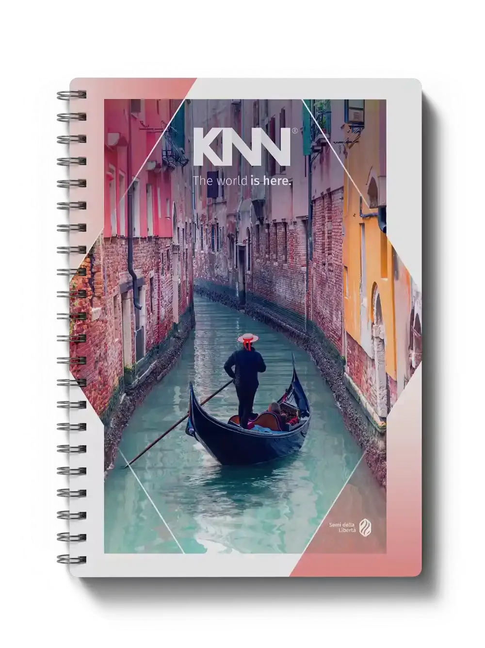 Capa de caderno escolar com a marca KNN e frase “The world is here.”, mostrando uma gôndola em um canal veneziano com prédio colorido nas laterais.