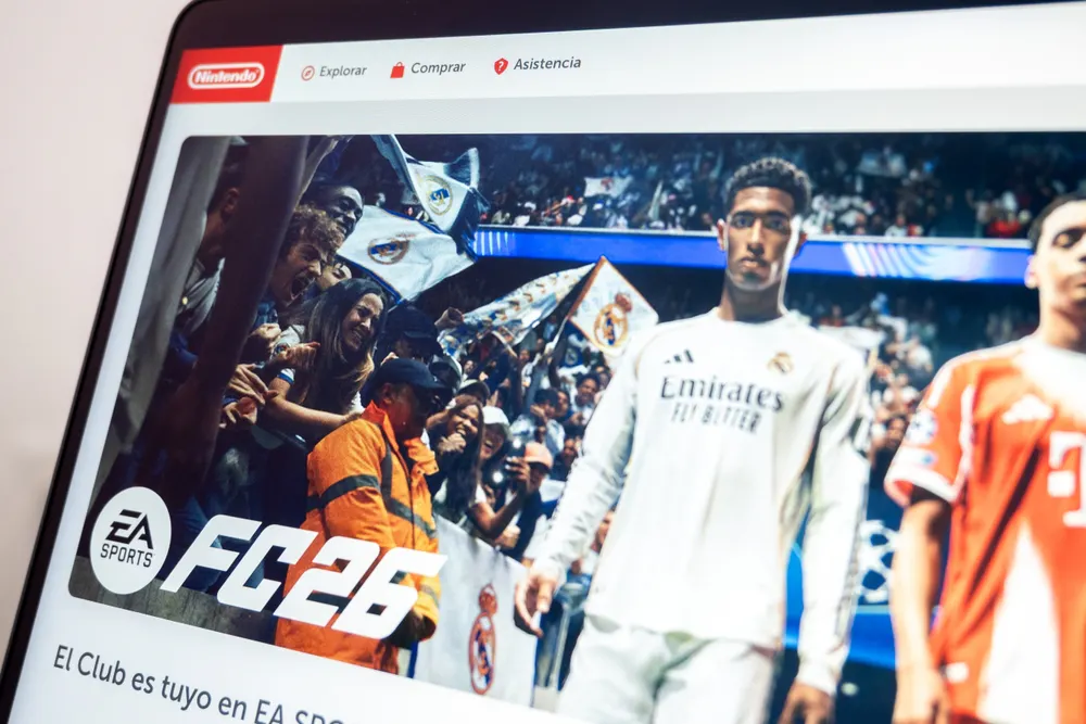 Tela de um notebook mostrando a página do jogo de futebol eletrônico EA FC 26.