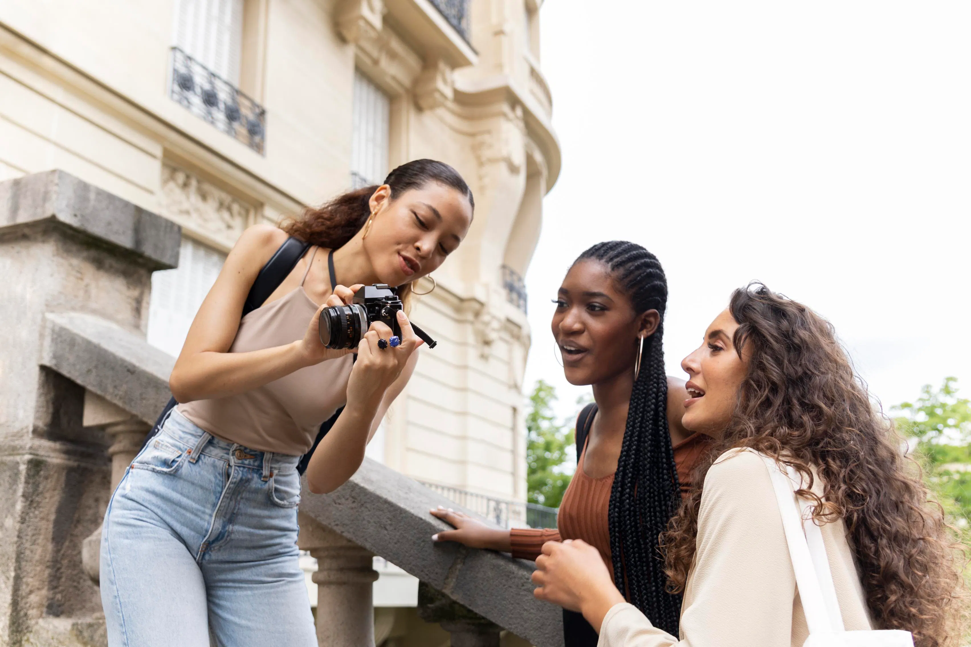 grupo de amigas conversando, uma delas mostra a foto que camêra