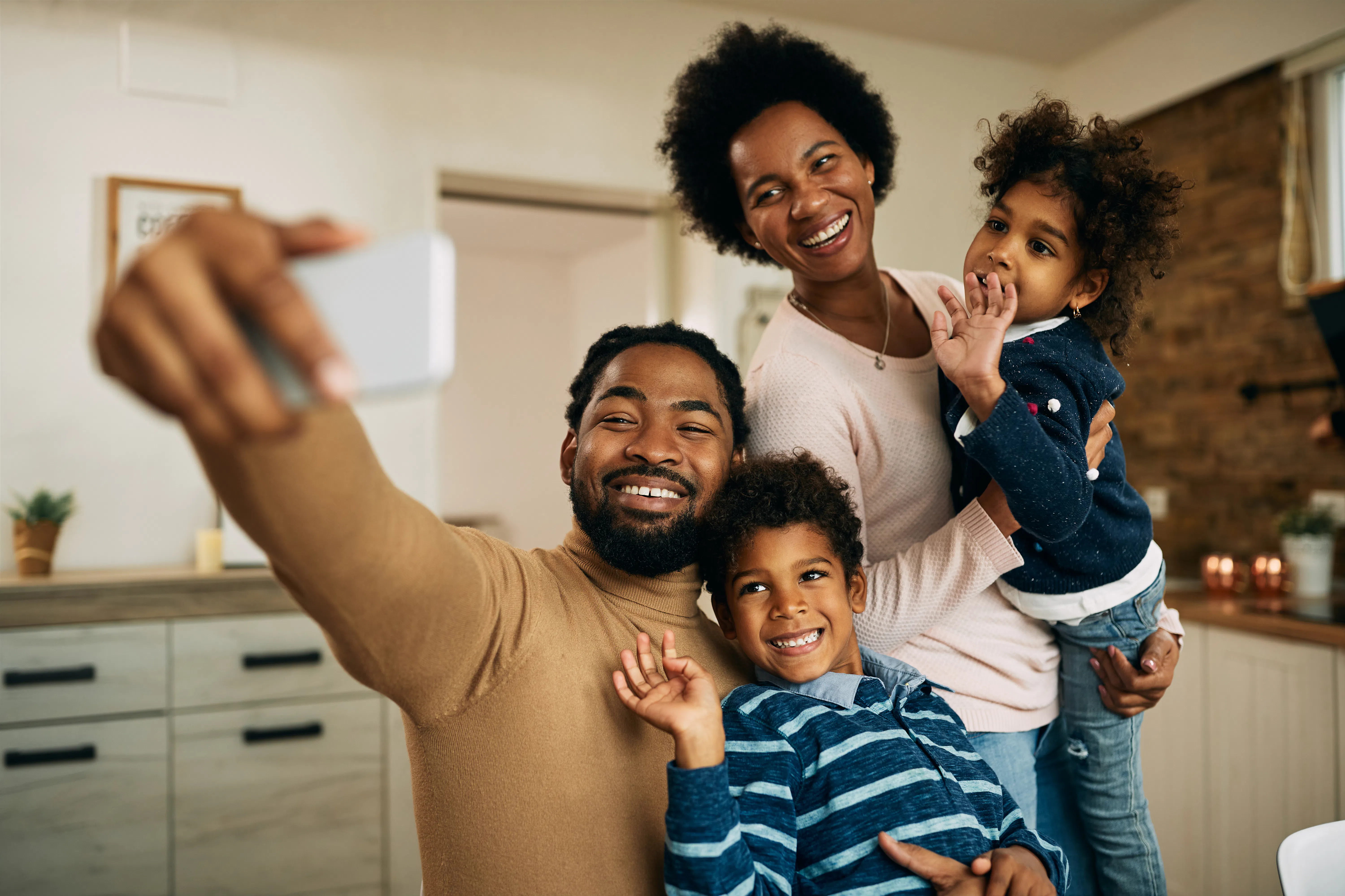uam família tirando uma selfie na cozinha 