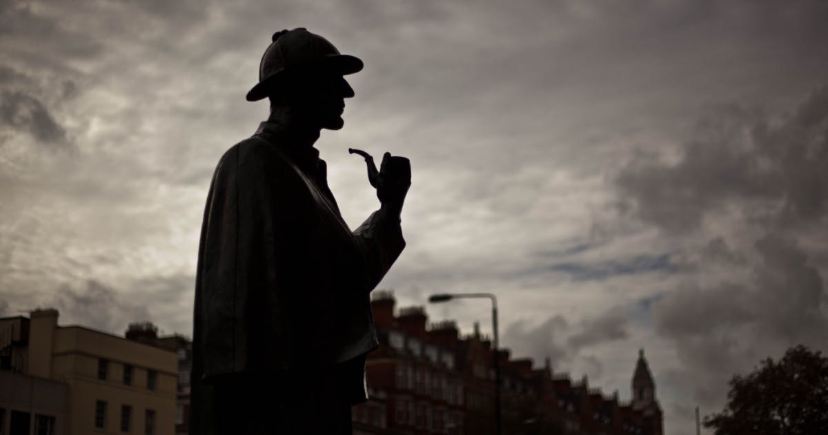 Uma estátua com formato de um investigador, remetendo ao tema do tópico sobre o filme "Sherlock Holmes".