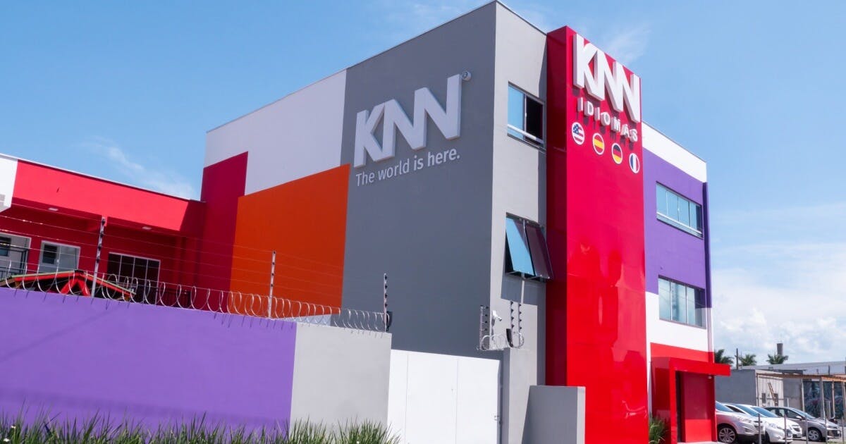 Fachada da escola KNN Idiomas Balneário Camboriú, no estado de Santa Catarina.