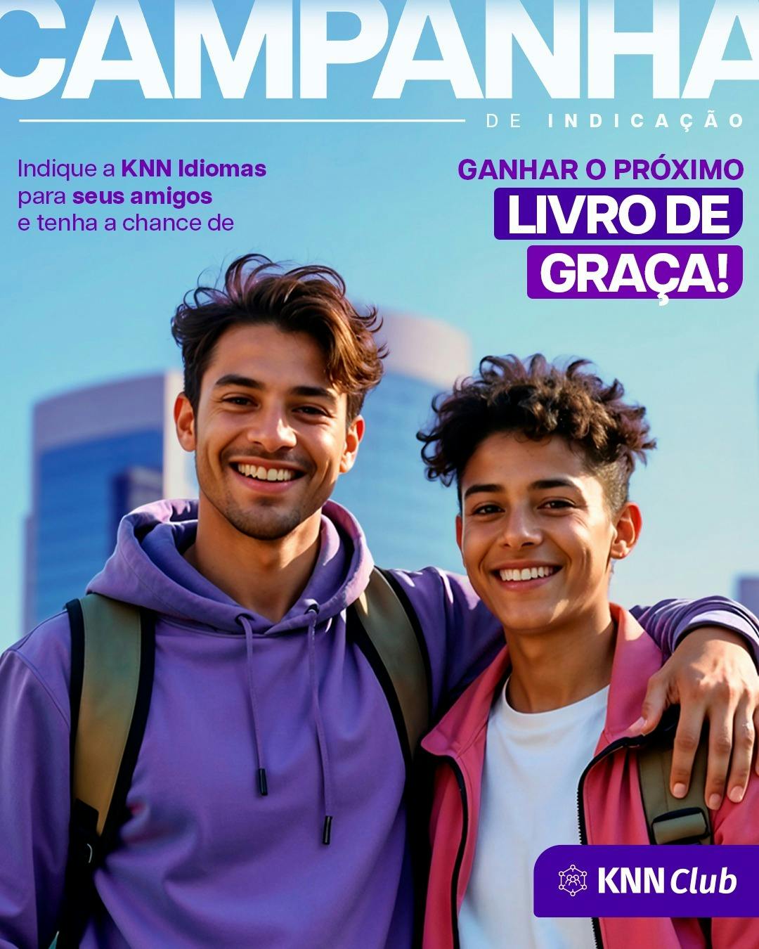 Dois homens sorrindo e se abraçando com mochilas nas costas. Uma está com um moletom roxo e o outro com um casaco rosa.