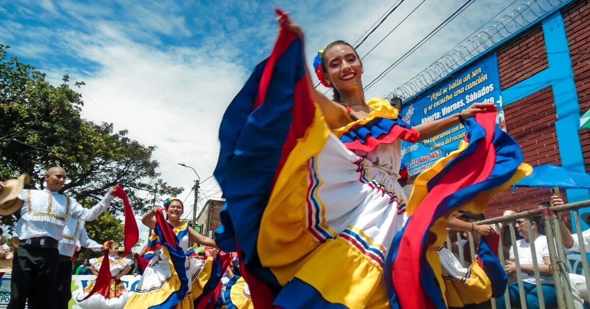 Mulher sorrindo e com vestido tradicional da cultura hispânica.