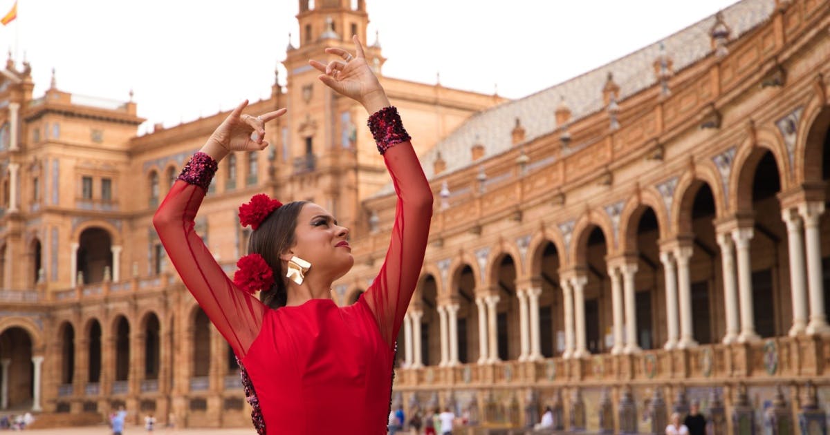 Mulher com roupa vermelha dançando músicas tradicionais da cultura hispânica.