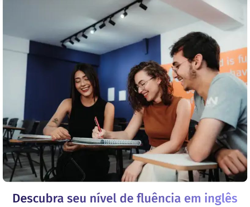 Foto de três alunos estudando, sentados em cadeiras dentro de uma sala de aula, com a escrita embaixo: "Descubra seu nível de fluência em inglês".