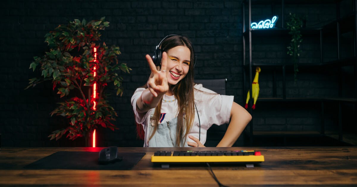 Uma menina com fones de ouvido jogando videogame.