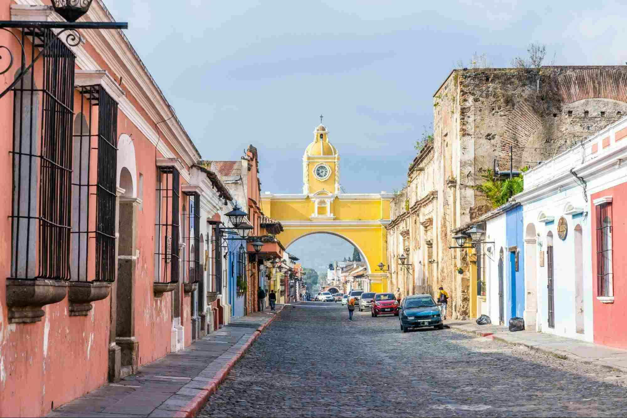 Rua com casas coloridas