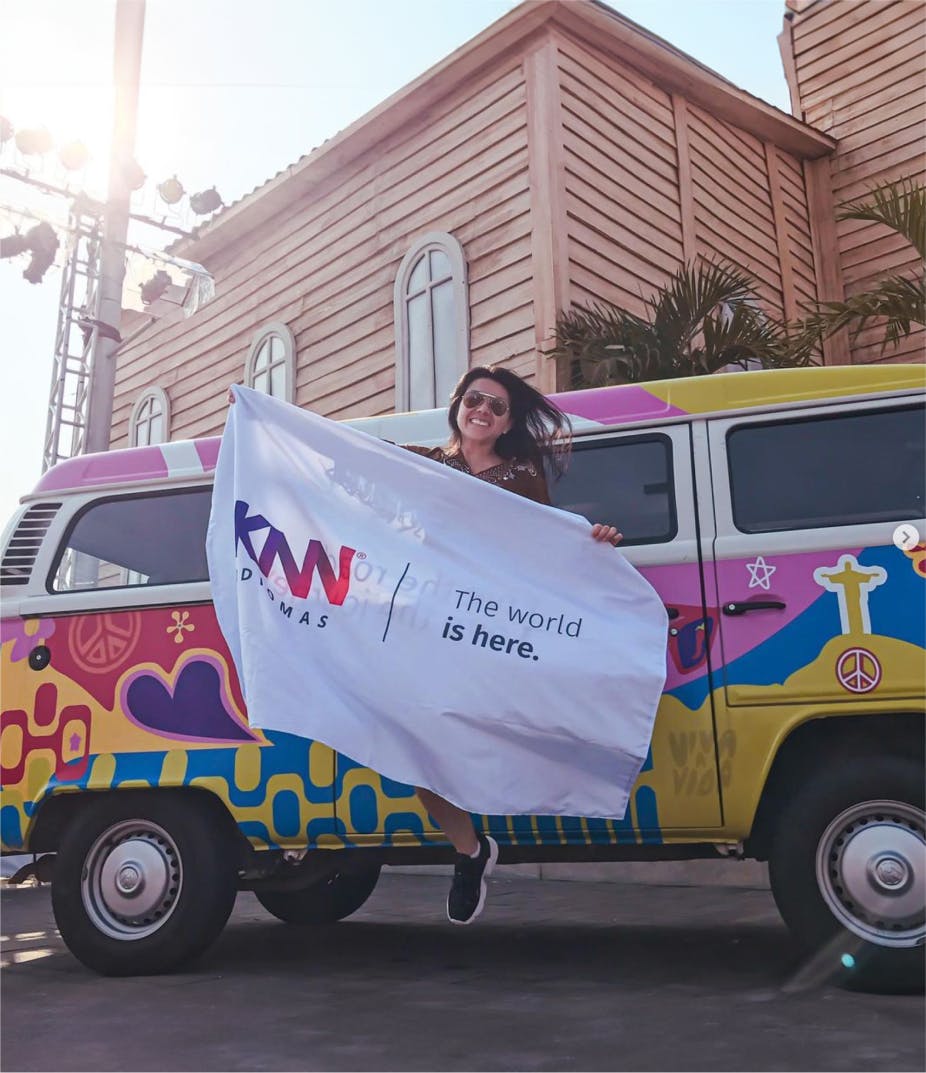 mulher com bandeira da knn idiomas