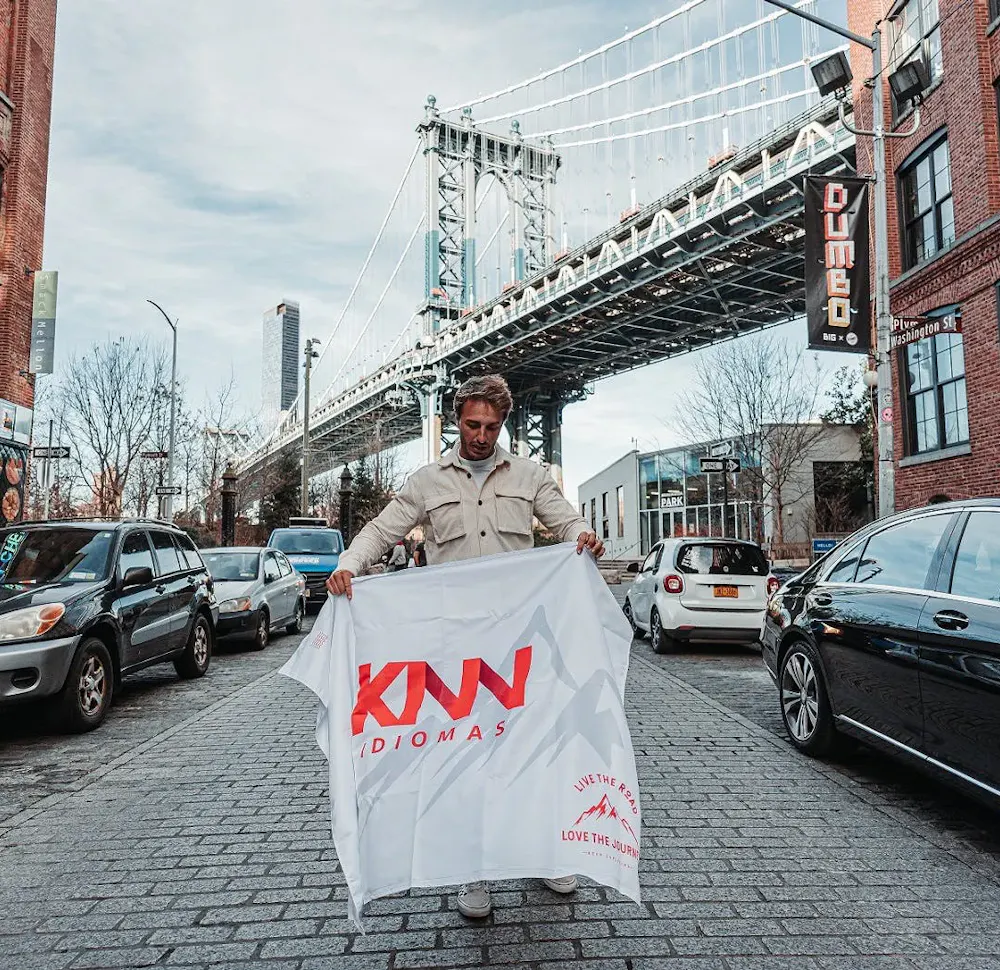 Homem segurando a bandeira da KNN no meio da rua