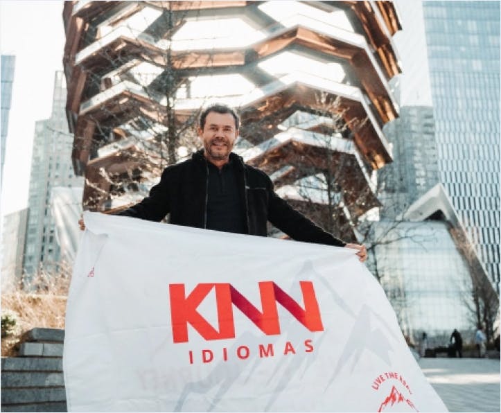 Foto de Reginaldo Boeira segurando a bandeira da KNN