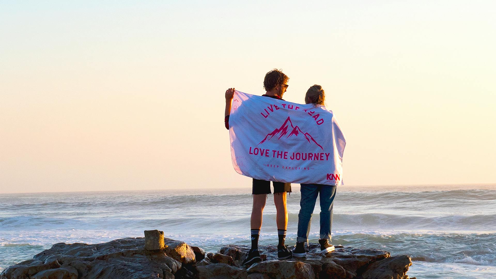 imagem casal com bandeira knn idiomas