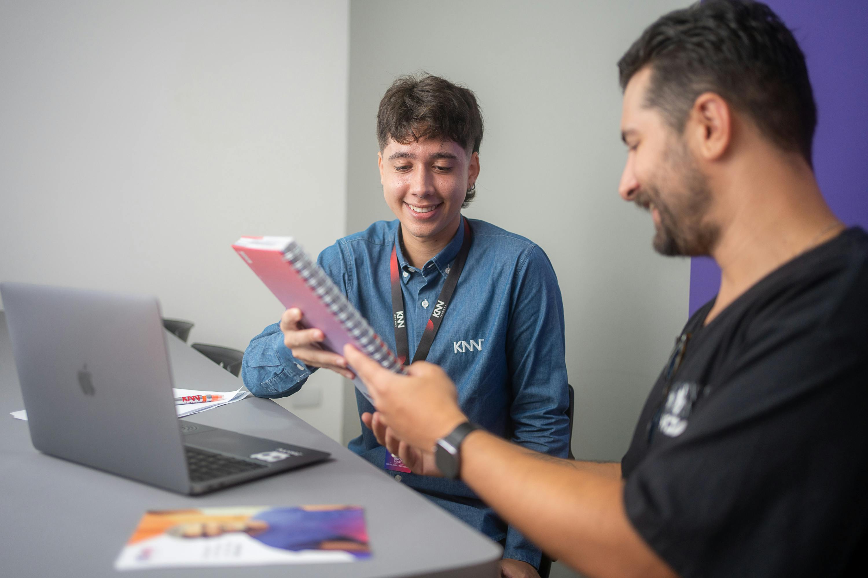 Homens segurando um livro KNN